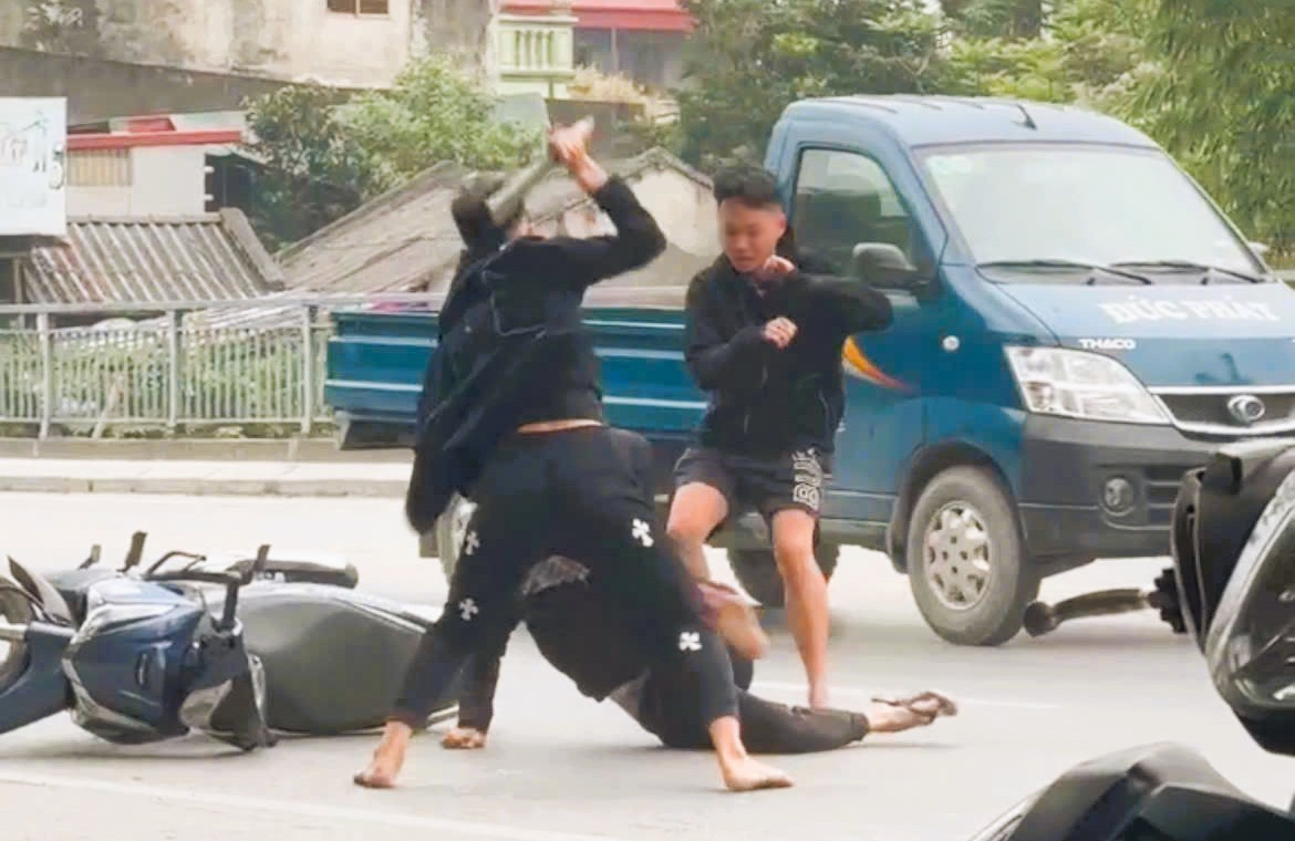 Vụ thanh niên bị chém xối xả trên phố: Hé lộ danh tính nghi phạm và nguyên nhân- Ảnh 1.