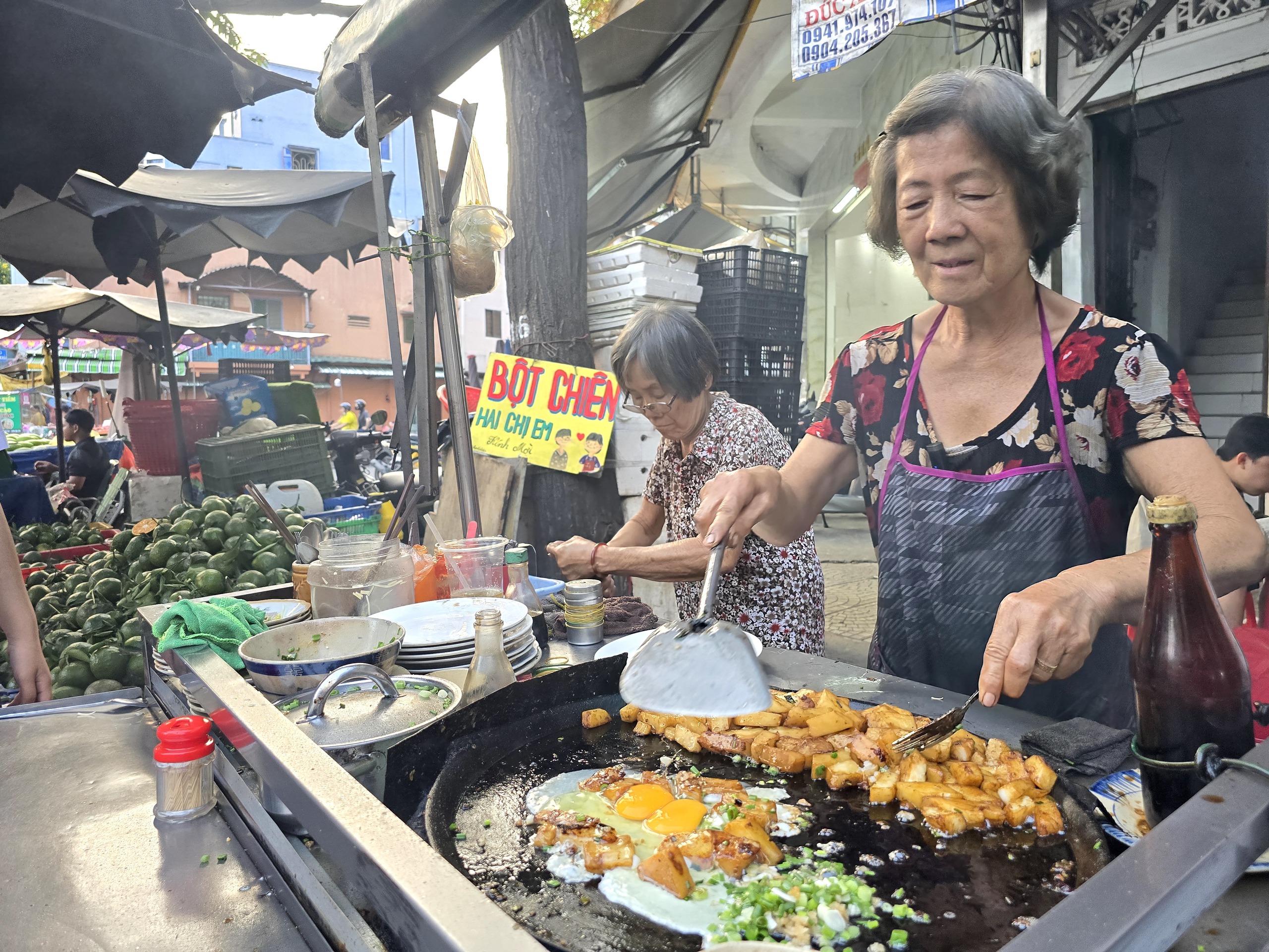 Hai chị em quyết không lấy chồng, sống tới già bán bột chiên Triều Châu ở TP HCM- Ảnh 1.