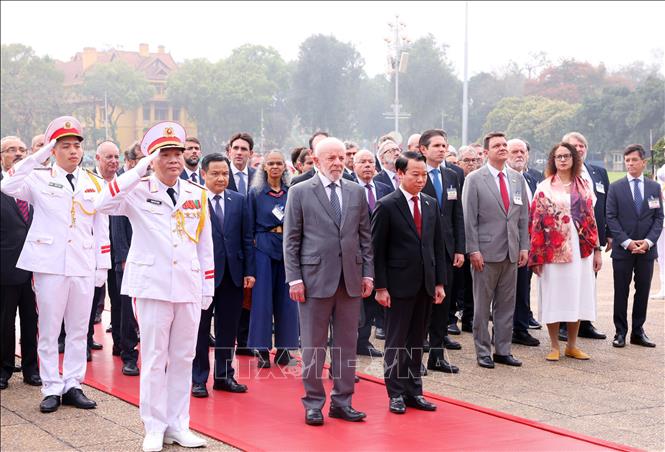 Tổng thống Brazil vào Lăng viếng Chủ tịch Hồ Chí Minh- Ảnh 5.