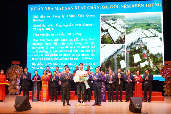 L&atilde;nh đạo tỉnh B&igrave;nh Định trao bản ghi nhớ hợp t&aacute;c đầu tư, quyết định chủ trương đầu tư, giấy chứng nhận đăng k&yacute; đầu tư cho c&aacute;c doanh nghiệp