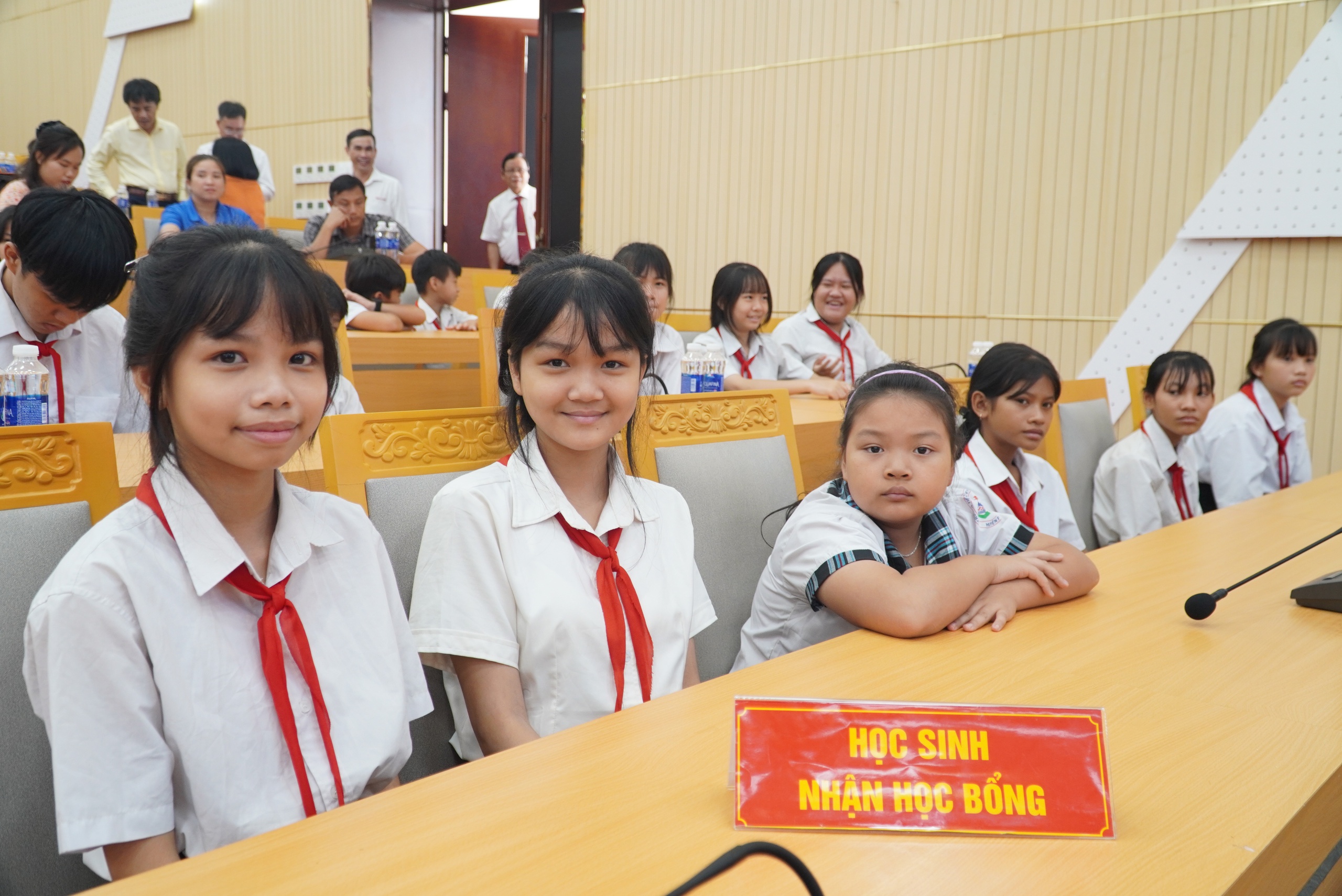 B&aacute;o Người Lao Động tặng 2.000 l&aacute; cờ Tổ quốc, học bổng ở B&igrave;nh Phước- Ảnh 7.