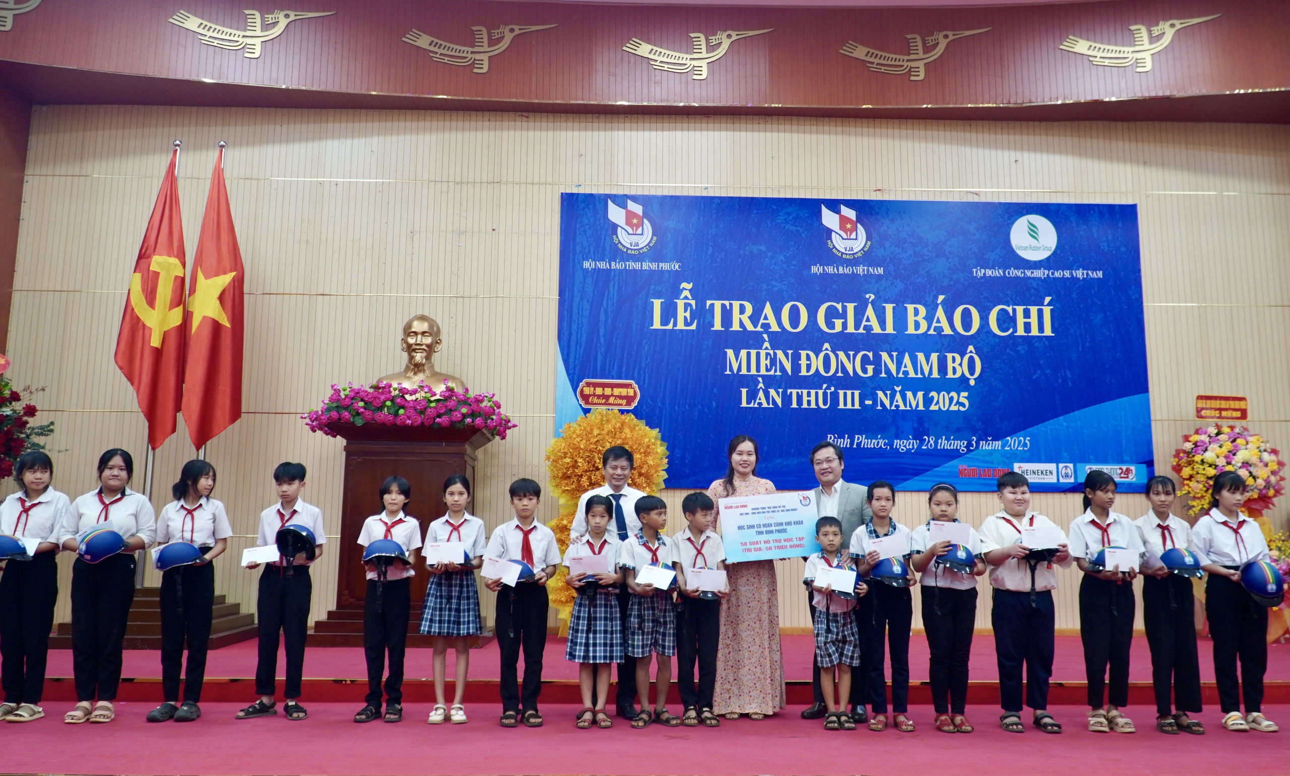 B&aacute;o Người Lao Động tặng 2.000 l&aacute; cờ Tổ quốc, học bổng ở B&igrave;nh Phước- Ảnh 4.