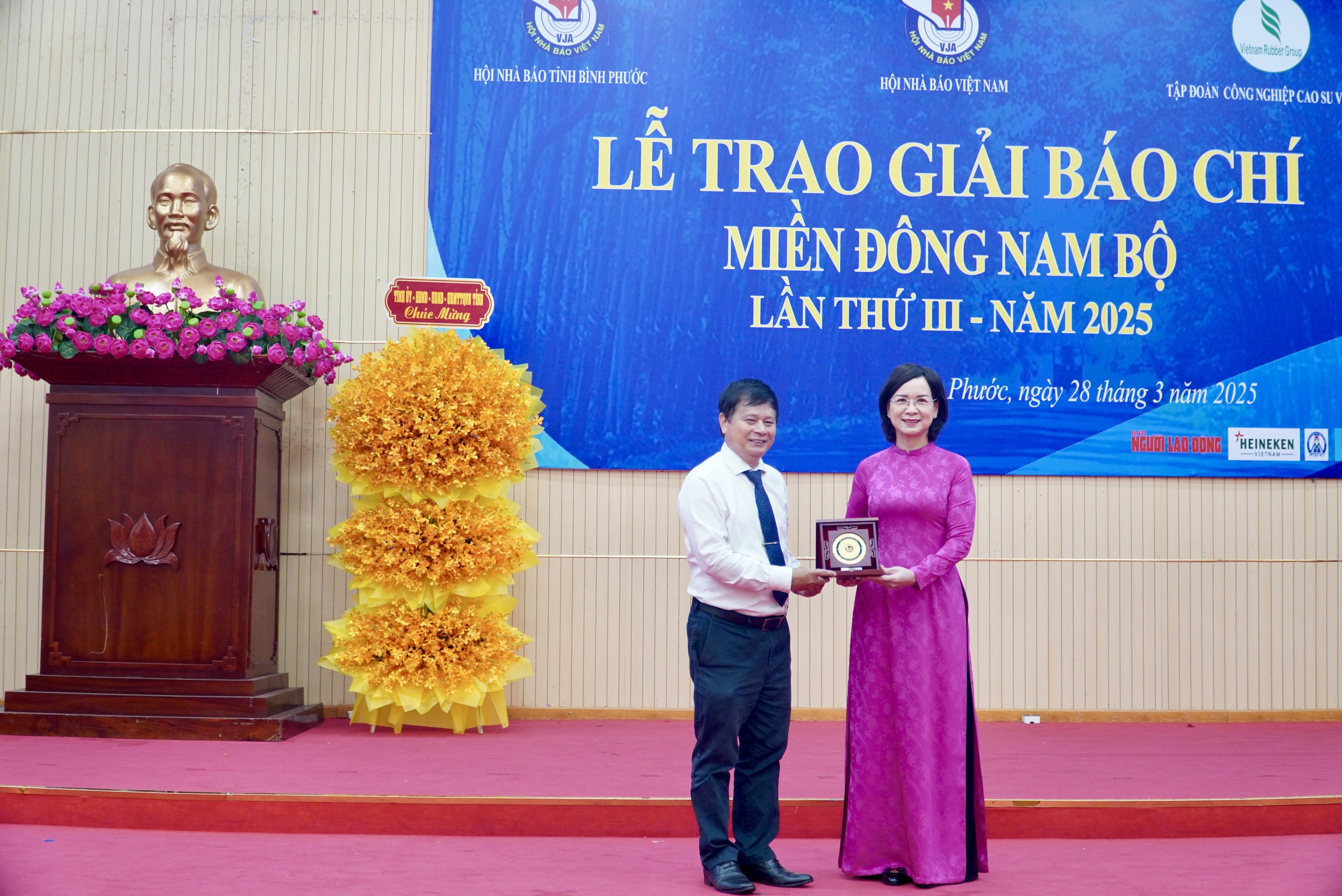 B&aacute;o Người Lao Động tặng 2.000 l&aacute; cờ Tổ quốc, học bổng ở B&igrave;nh Phước- Ảnh 5.