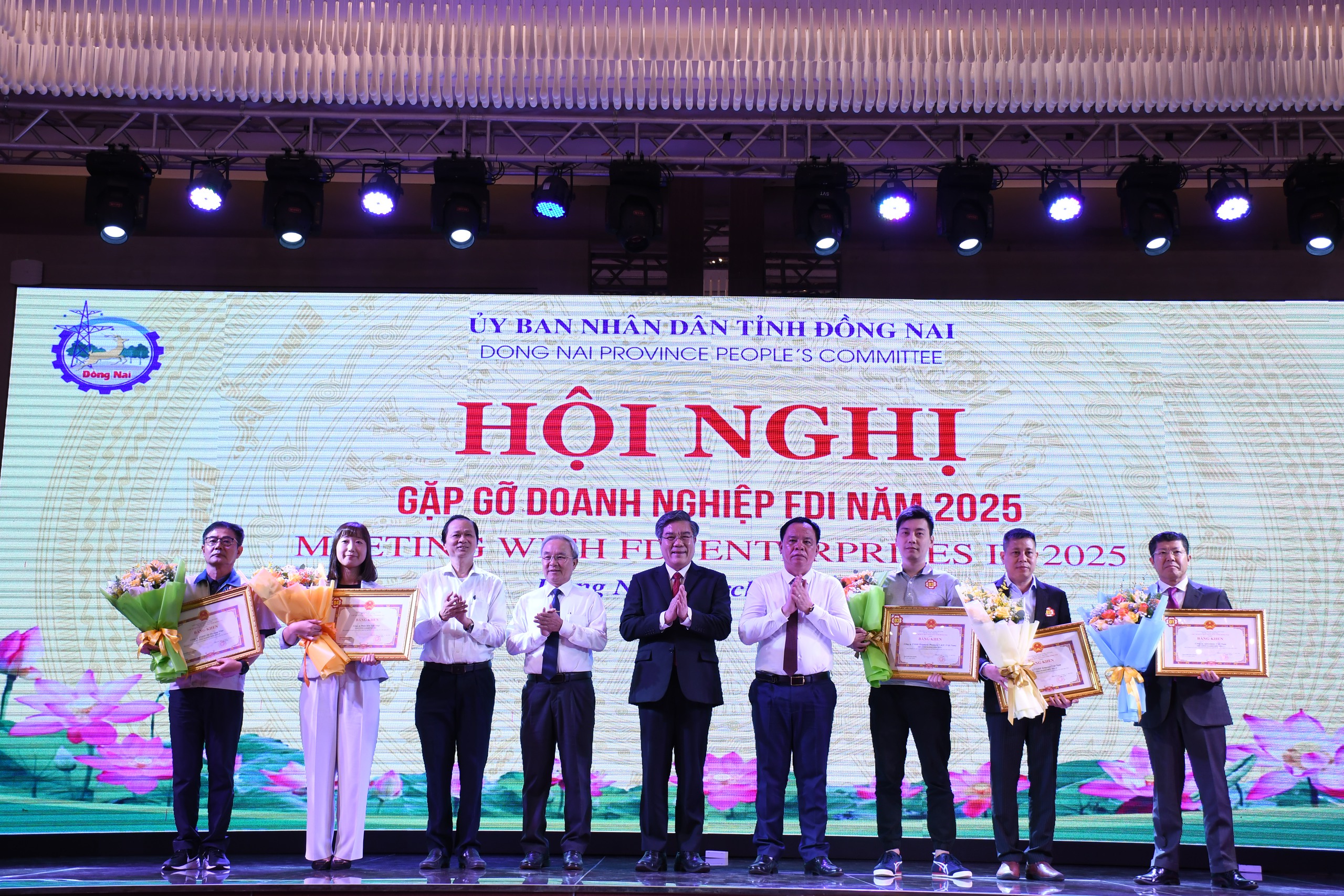 Lãnh đạo Đồng Nai gặp gỡ, đối thoại với hơn 300 doanh nghiệp - Ảnh 3.