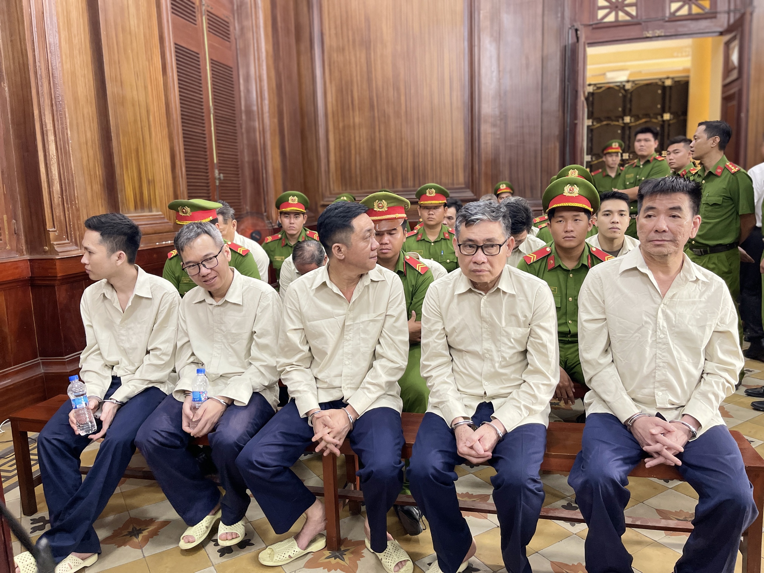 Cựu Ph&oacute; Chủ tịch UBND tỉnh An Giang xin lỗi những người đ&atilde; đặt niềm tin- Ảnh 1.