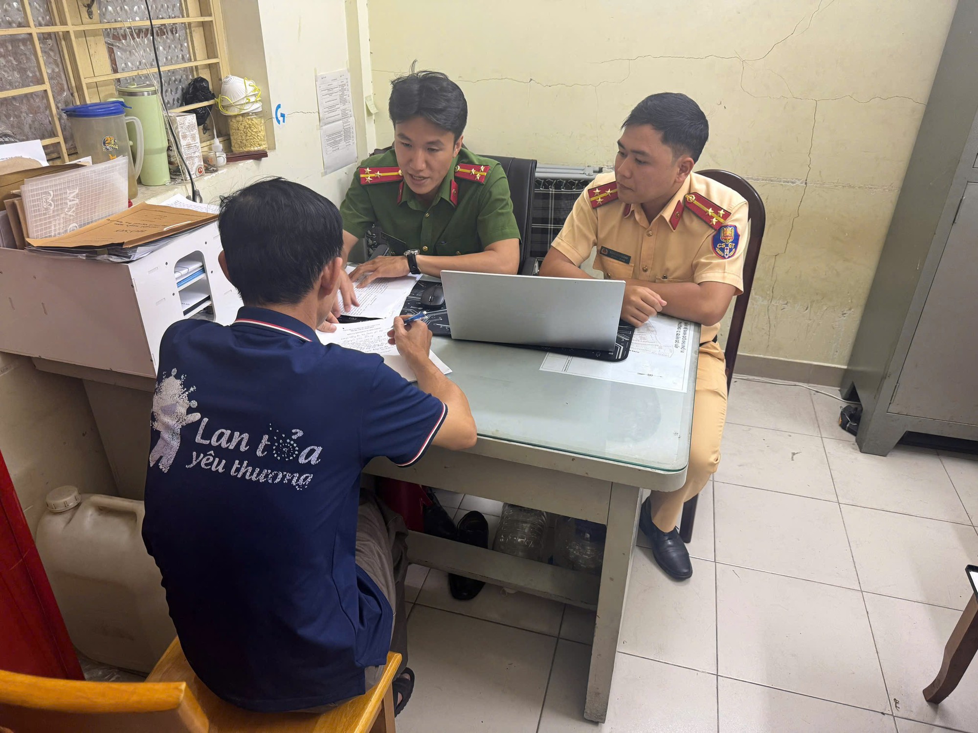 C&ocirc;ng an mời nh&oacute;m người ở TP HCM chặn hẻm chơi b&oacute;ng b&agrave;n l&ecirc;n l&agrave;m việc - Ảnh 1.