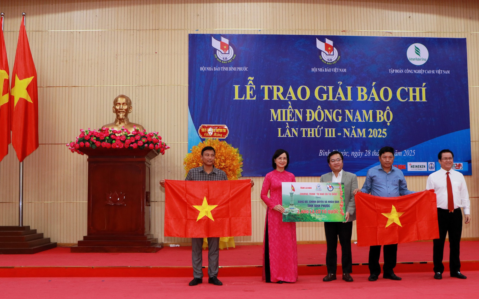 Báo Người Lao Động tặng 2.000 lá cờ Tổ quốc, học bổng ở Bình Phước