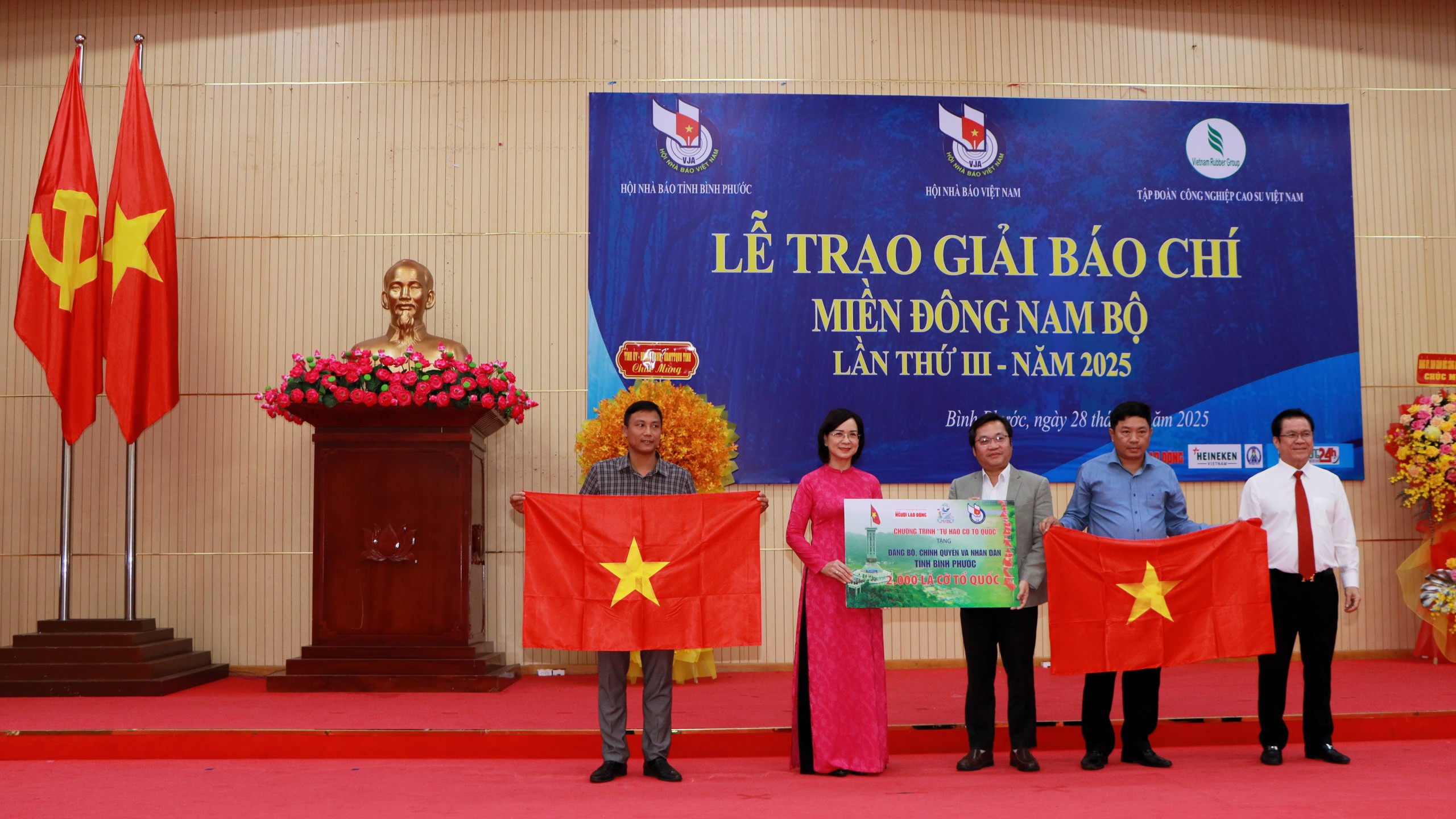 B&aacute;o Người Lao Động tặng 2.000 l&aacute; cờ Tổ quốc, học bổng ở B&igrave;nh Phước- Ảnh 2.