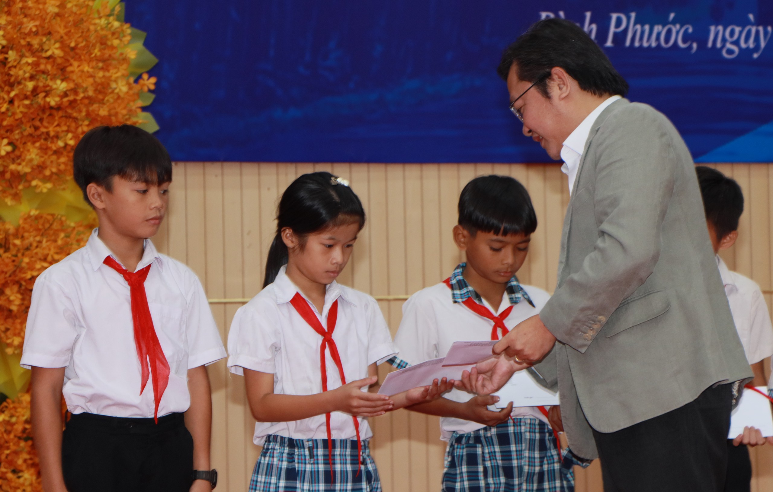 B&aacute;o Người Lao Động tặng 2.000 l&aacute; cờ Tổ quốc, học bổng ở B&igrave;nh Phước- Ảnh 3.