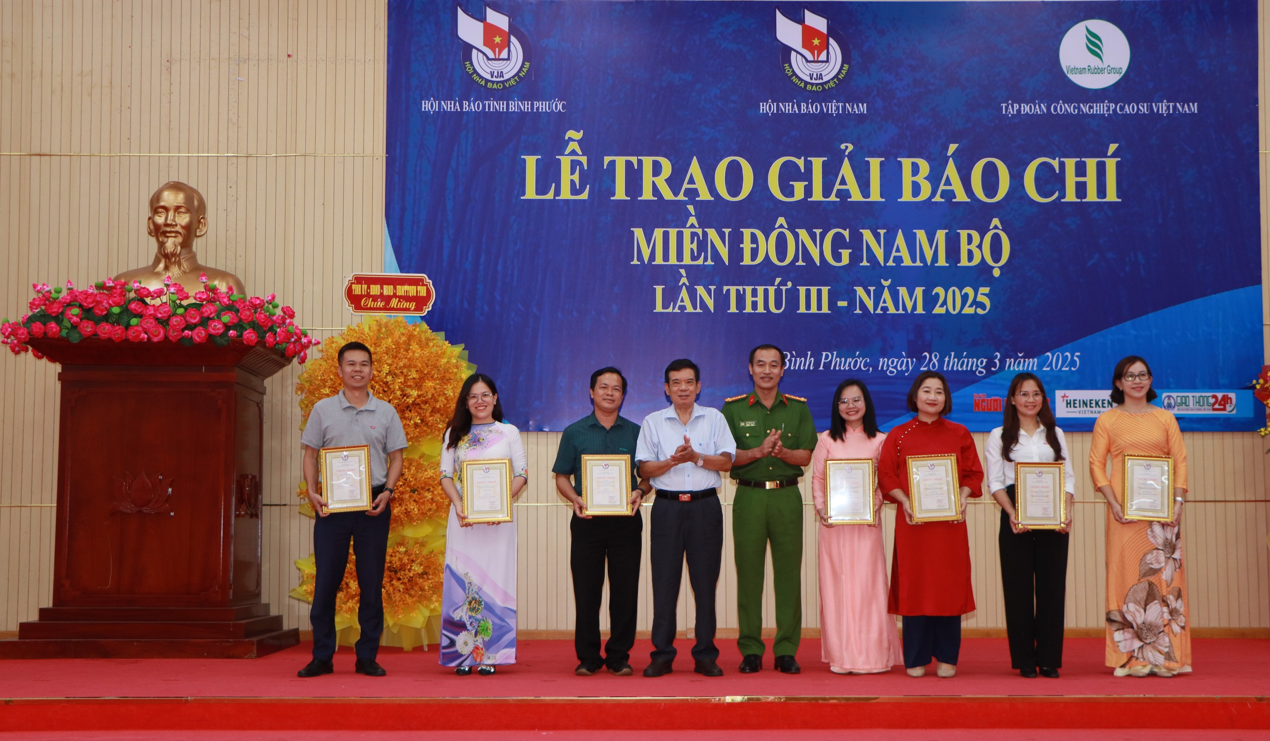 B&aacute;o Người Lao Động tặng 2.000 l&aacute; cờ Tổ quốc, học bổng ở B&igrave;nh Phước- Ảnh 6.