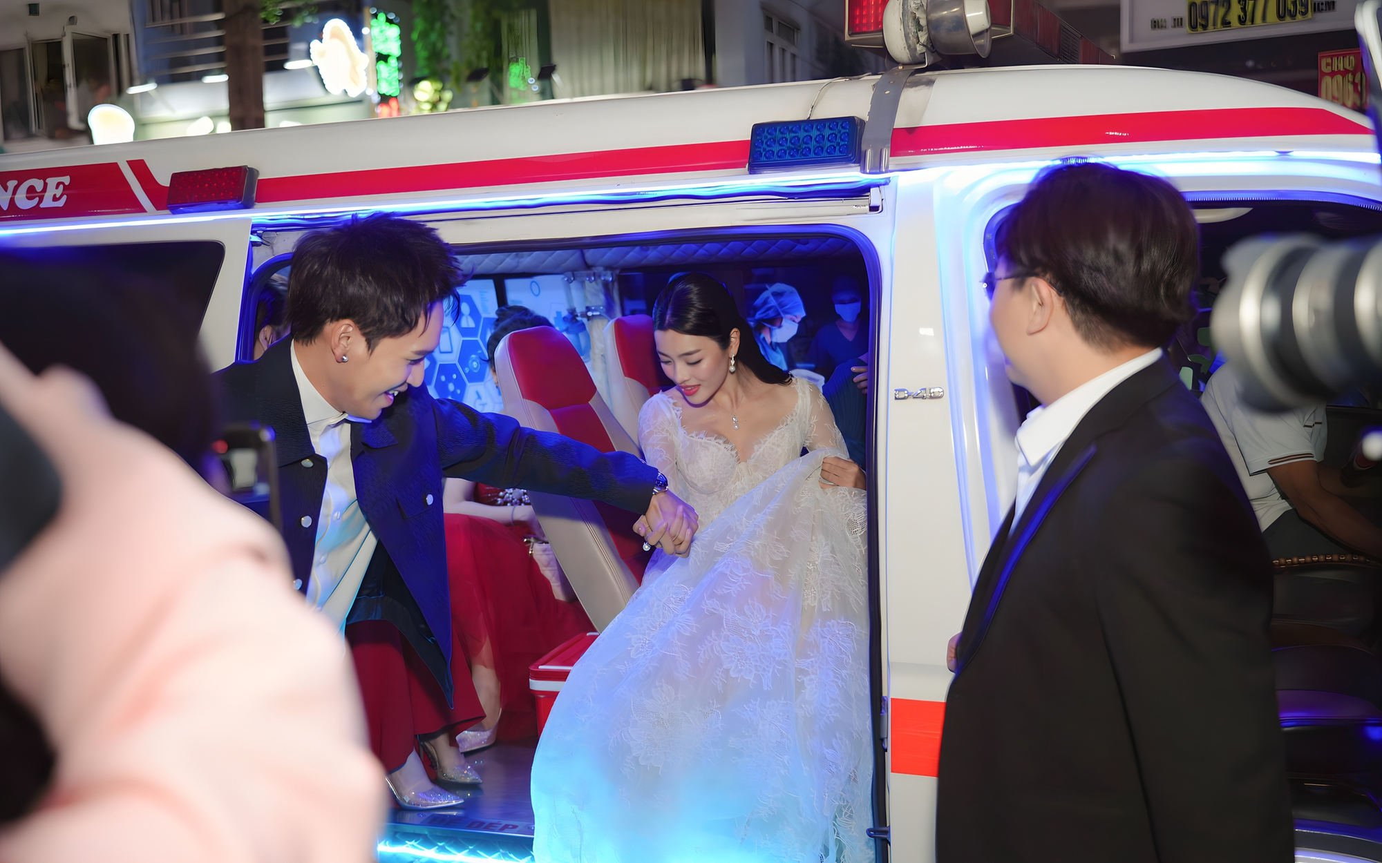 NSƯT Đại Nghĩa, Bạch Công Khanh… xin lỗi vụ ngồi xe cứu thương đến thảm đỏ