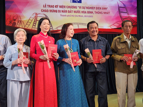 Hạnh ph&uacute;c nhận kỷ niệm chương &ldquo;V&igrave; sự nghiệp điện ảnh&rdquo;