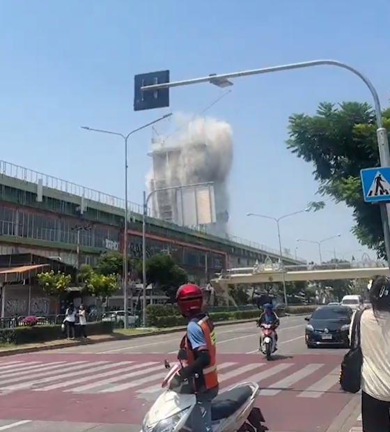 Clip: Động đất Myanmar, nh&agrave; 30 tầng đang x&acirc;y ở Th&aacute;i Lan đổ sập, nước hồ bơi tr&agrave;n từ tr&ecirc;n cao- Ảnh 1.