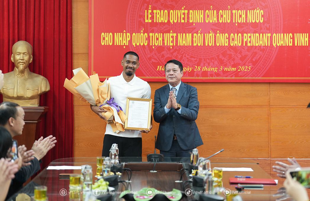 Cầu thủ Việt kiều Cao Pendant Quang Vinh ch&iacute;nh thức trở th&agrave;nh c&ocirc;ng d&acirc;n Việt Nam- Ảnh 2.