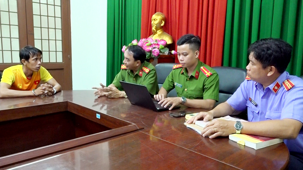 Kh&aacute;m nghiệm tử thi b&eacute; trai 5 tuổi tử vong đau đớn ở An Giang: Vỡ gan, vỡ l&aacute; l&aacute;ch - Ảnh 4.