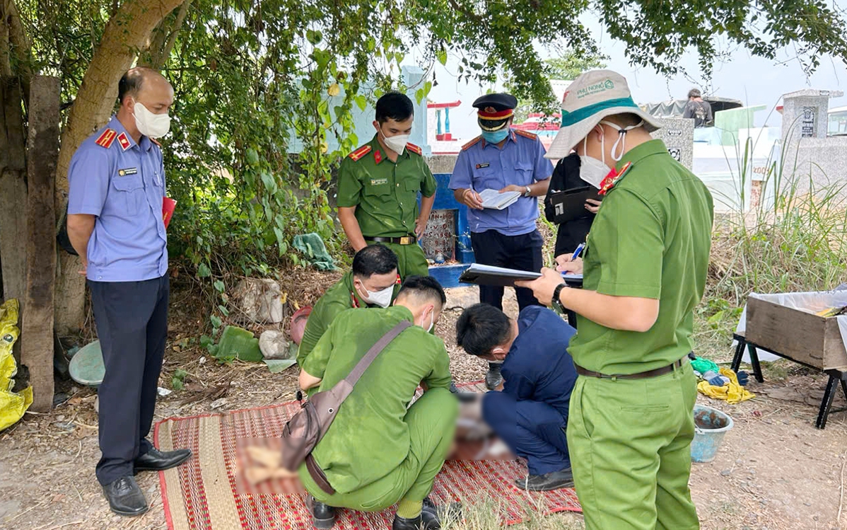 Khám nghiệm tử thi bé trai 5 tuổi tử vong đau đớn ở An Giang: Vỡ gan, vỡ lá lách