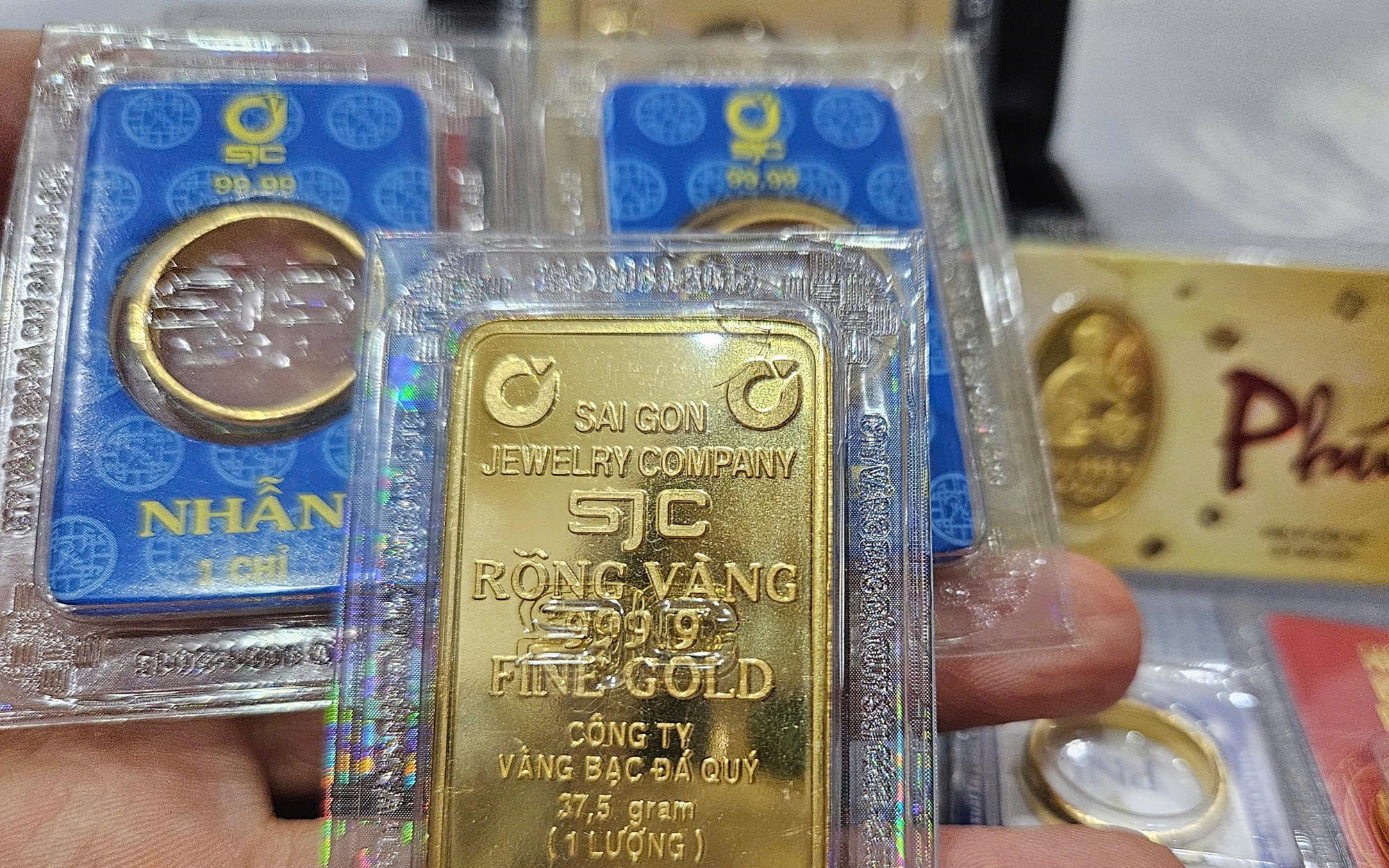 Sáng 28-3, giá vàng miếng SJC, vàng nhẫn lên đỉnh kỷ lục mới