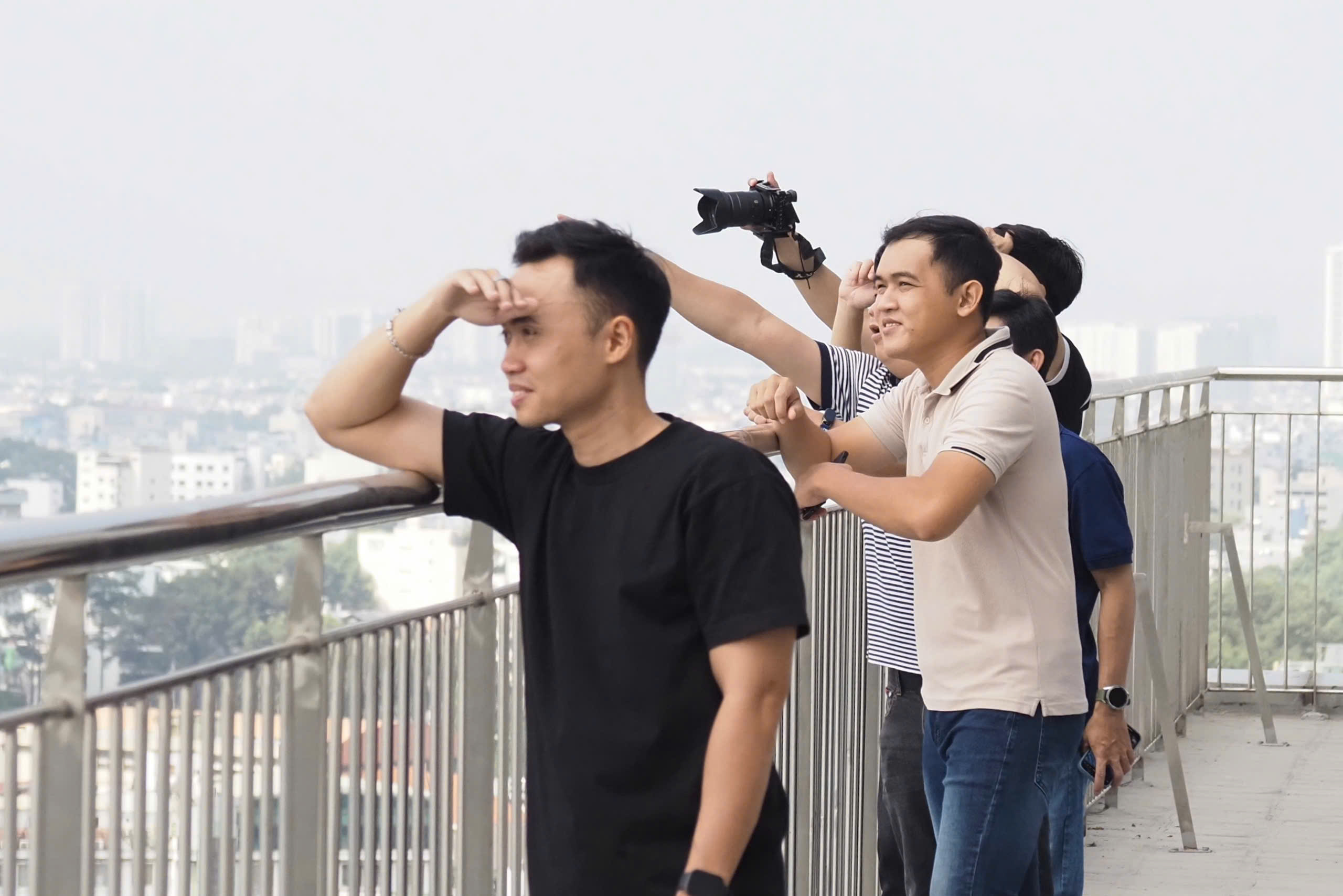 Clip: Chiêm ngưỡng tiêm kích, trực thăng trên bầu trời TP HCM- Ảnh 9.