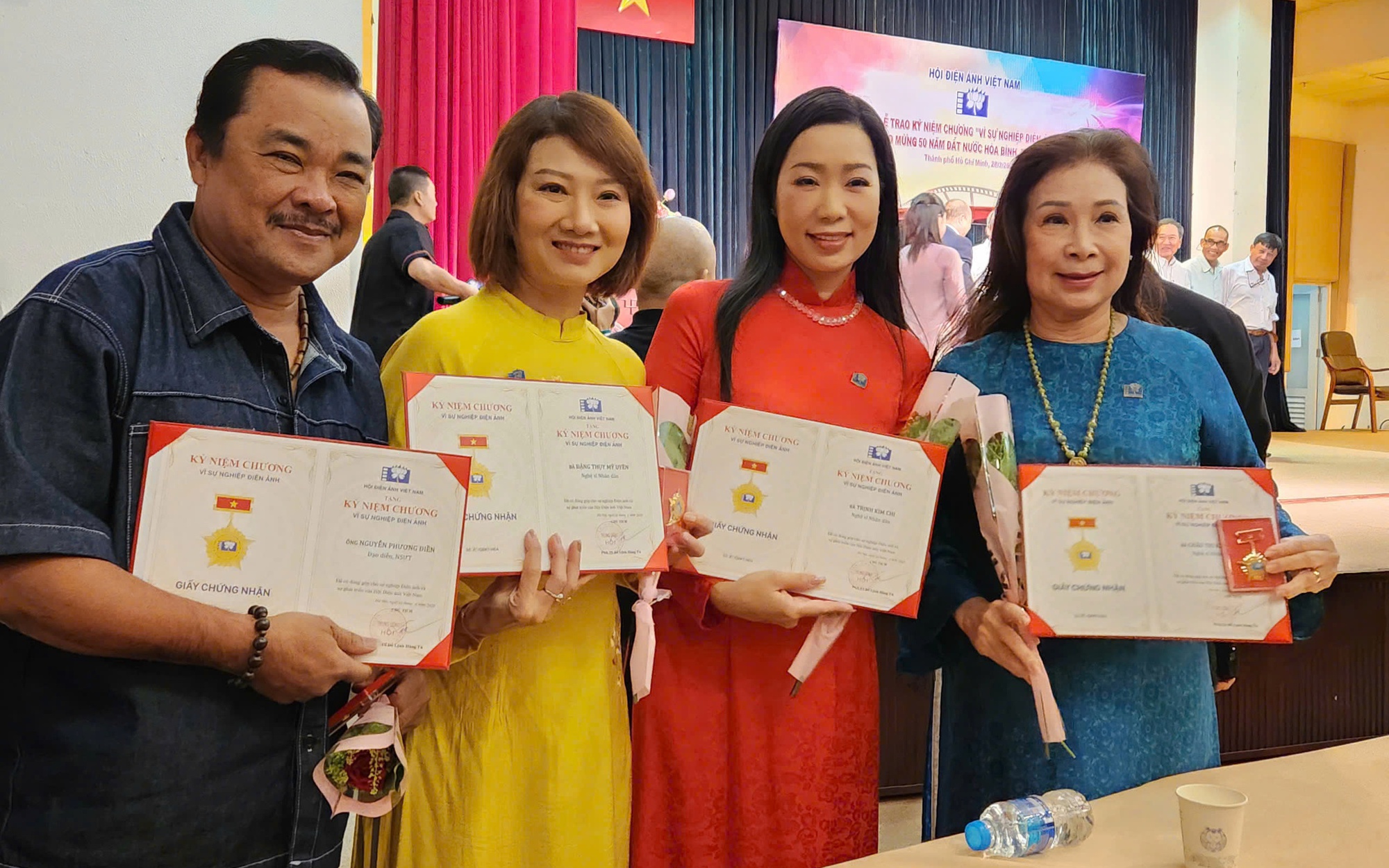 NSND Kim Xuân, NSND Trịnh Kim Chi… hạnh phúc nhận kỷ niệm chương