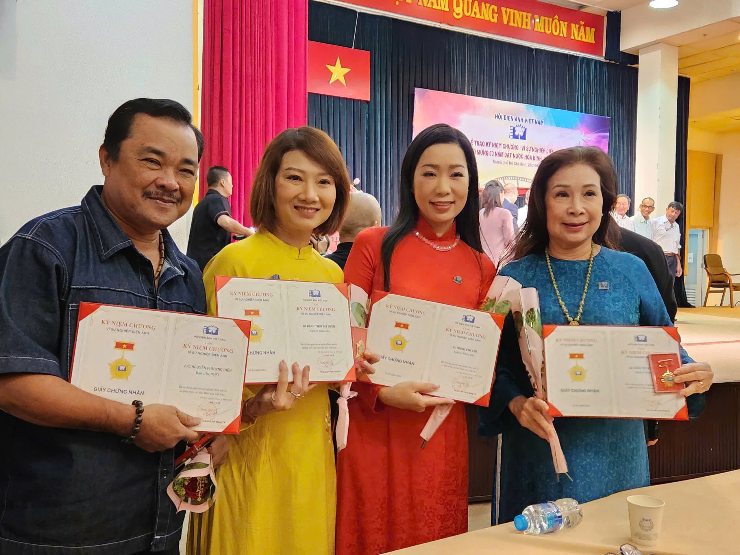 NSND Kim Xu&acirc;n, NSND Trịnh Kim Chi&hellip; hạnh ph&uacute;c nhận kỷ niệm chương- Ảnh 2.