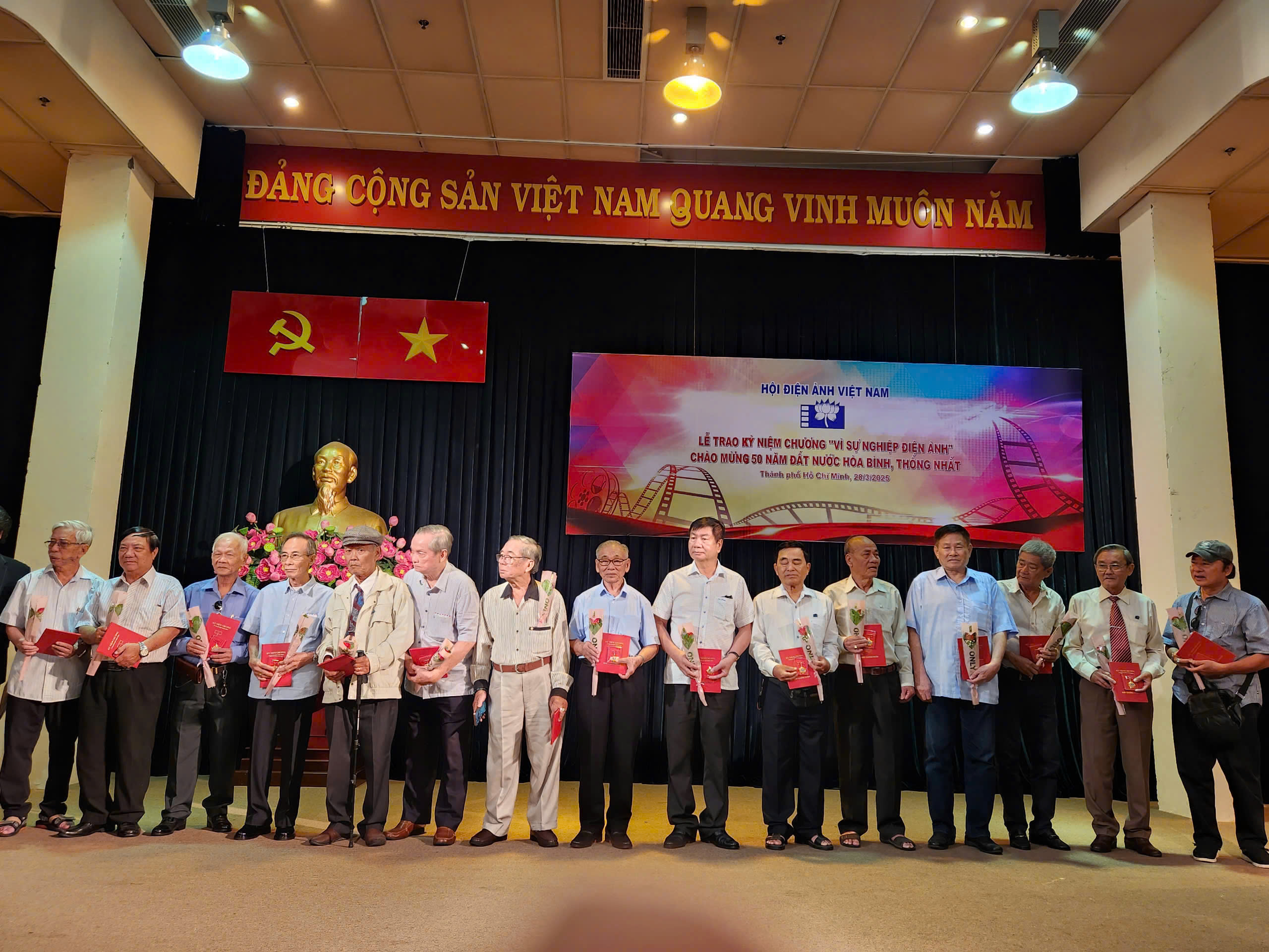 NSND Kim Xu&acirc;n, NSND Trịnh Kim Chi&hellip; hạnh ph&uacute;c nhận kỷ niệm chương- Ảnh 5.