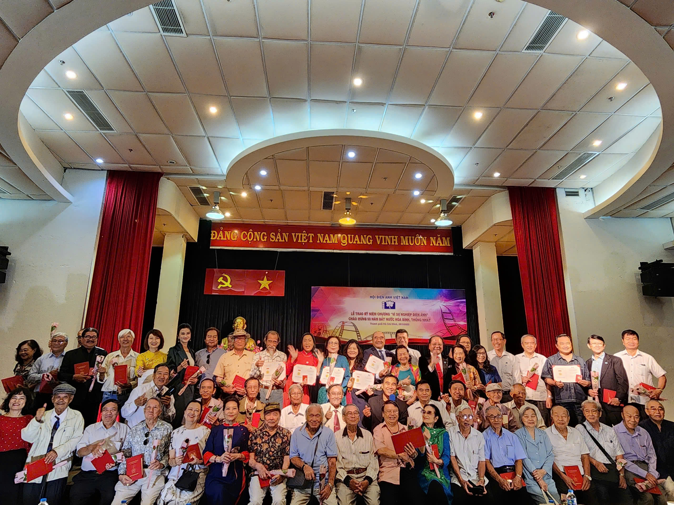 NSND Kim Xu&acirc;n, NSND Trịnh Kim Chi&hellip; hạnh ph&uacute;c nhận kỷ niệm chương- Ảnh 8.