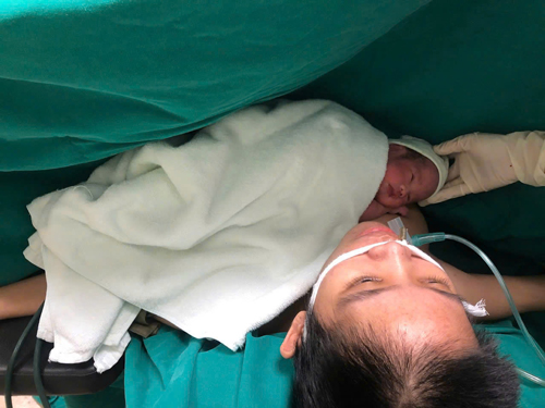 Cuộc chiến sinh tử: Người mẹ hôn mê sinh con khỏe mạnh - Ảnh 3.