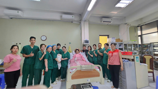 Cuộc chiến sinh tử: Người mẹ hôn mê sinh con khỏe mạnh - Ảnh 1.