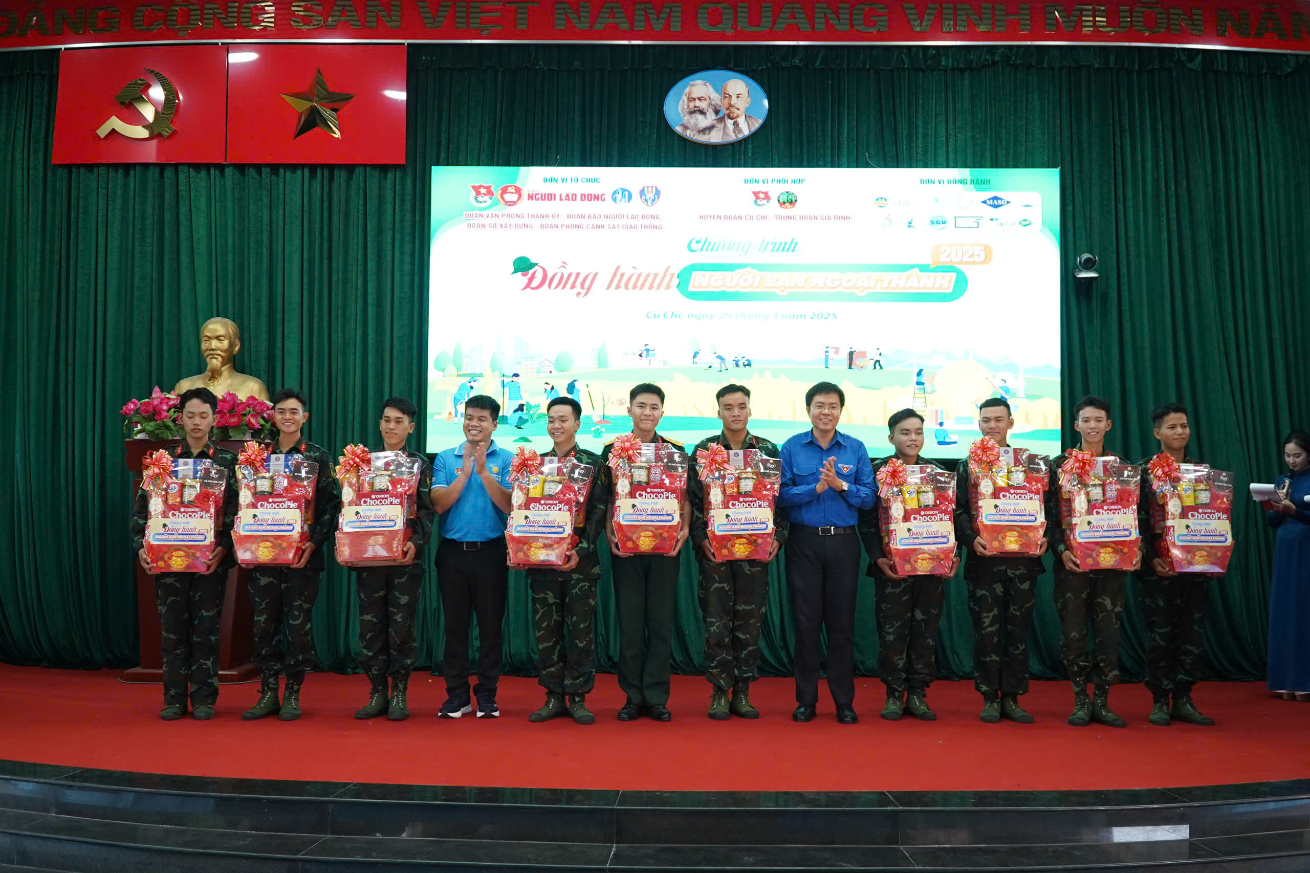 Chương trình "Đồng hành cùng người bạn ngoại thành" năm 2025: Tiếp lửa truyền thống anh hùng- Ảnh 7.