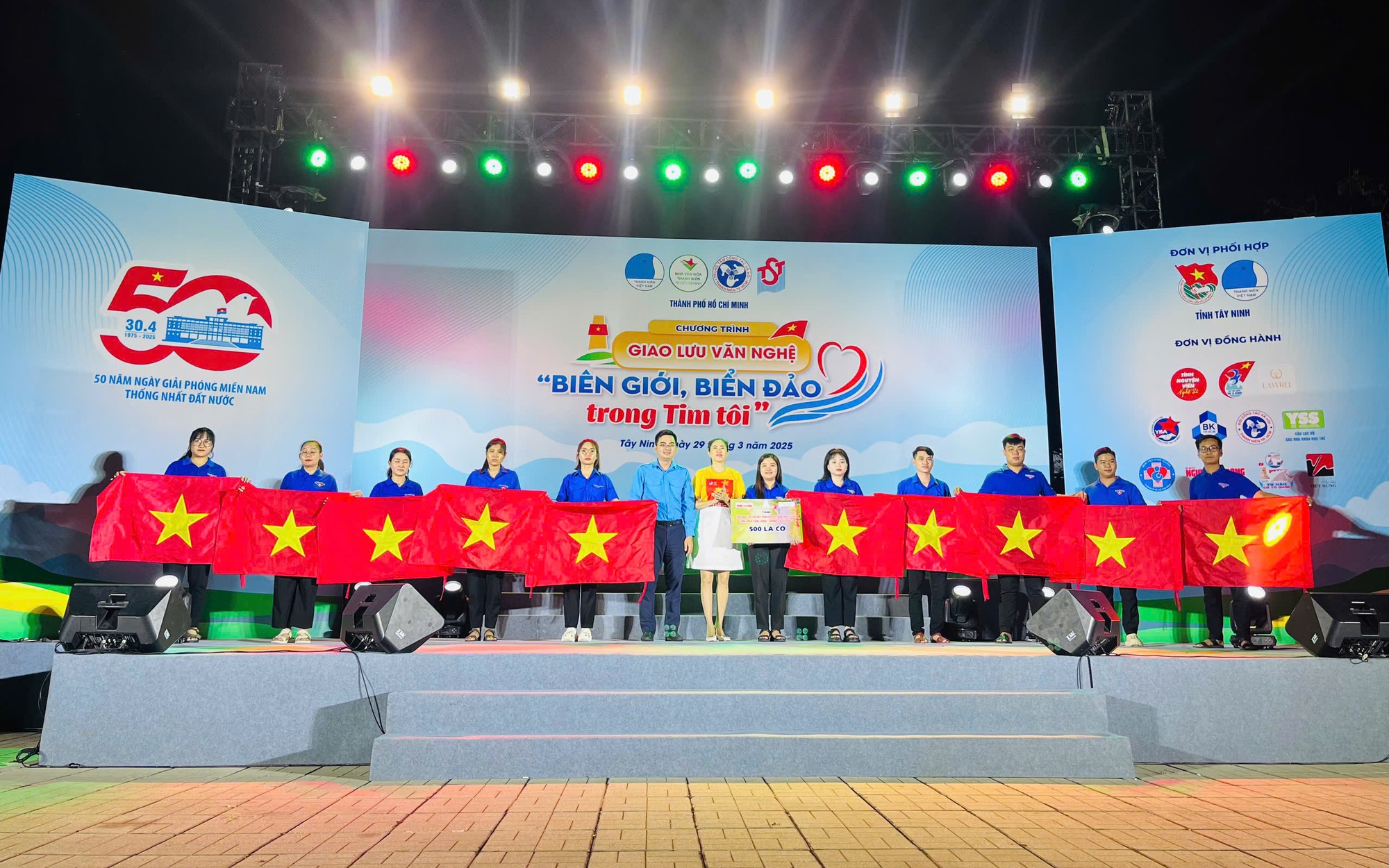 Báo Người Lao Động trao tặng cờ Tổ quốc tại tỉnh Tây Ninh