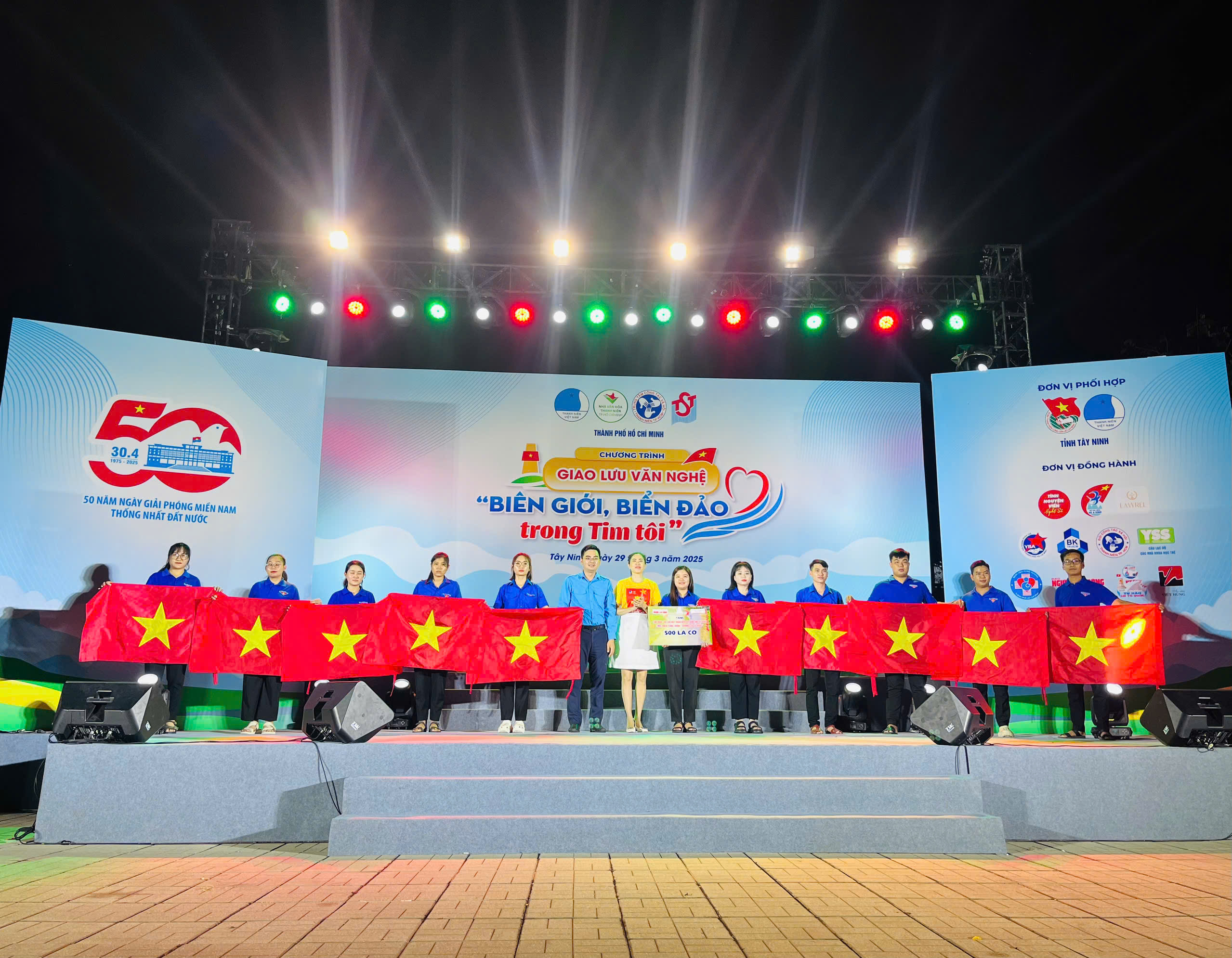 B&aacute;o Người Lao Động trao tặng cờ Tổ quốc tại tỉnh T&acirc;y Ninh- Ảnh 2.
