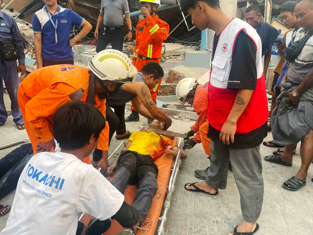 Lực lượng cứu hộ Myanmar nỗ lực cứu hộ giữa đống đổ n&aacute;t. Ảnh: EPA-EFE