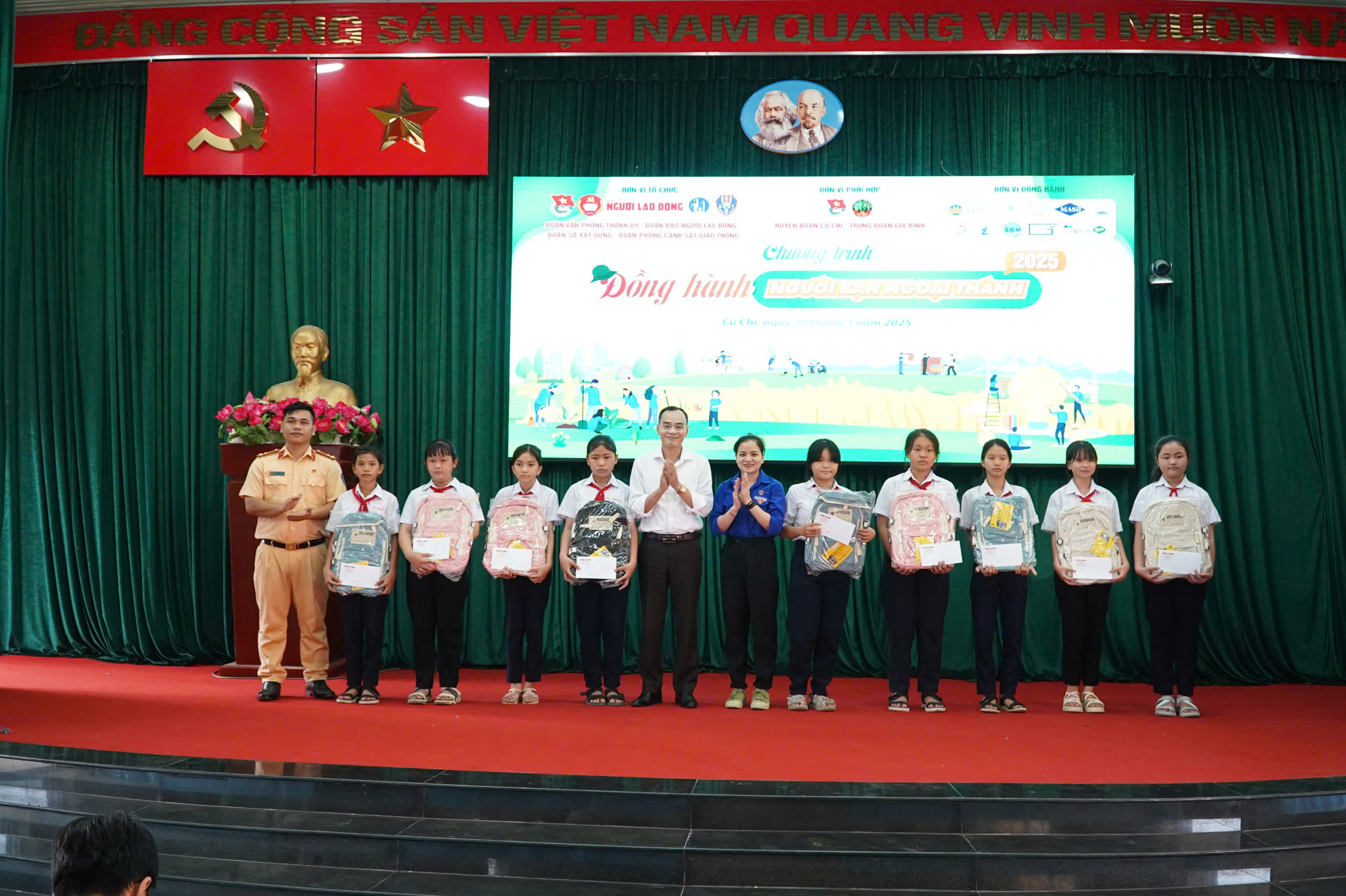 Chương trình "Đồng hành cùng người bạn ngoại thành" năm 2025: Tiếp lửa truyền thống anh hùng- Ảnh 6.