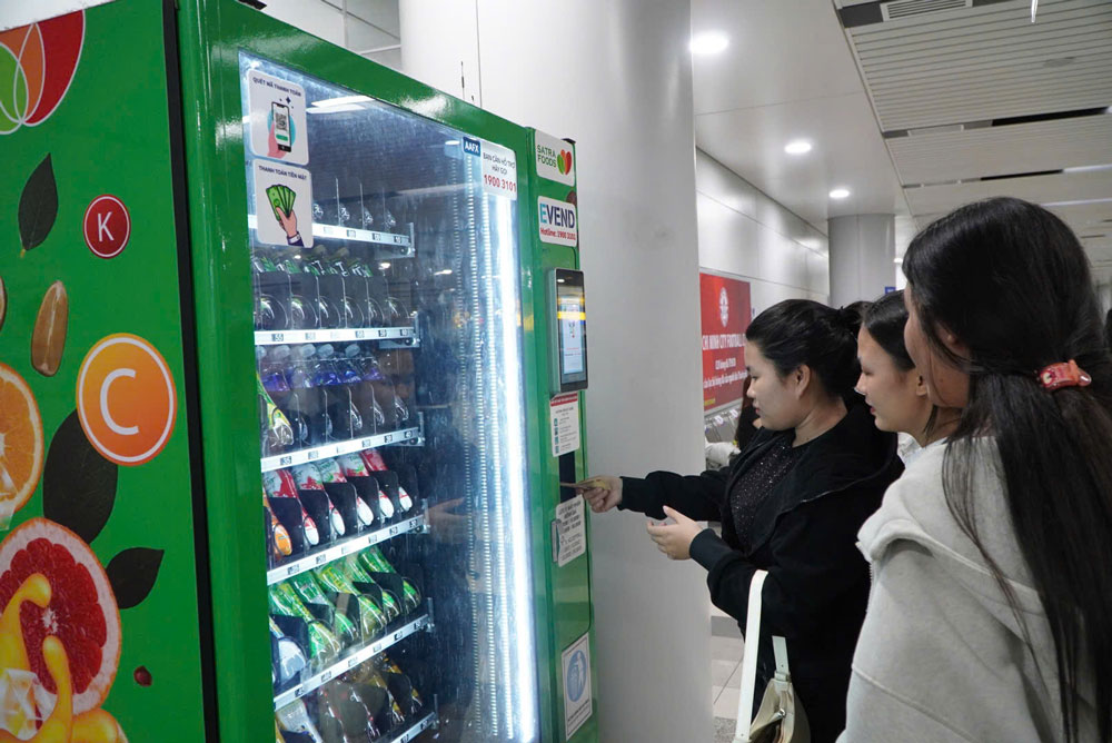 C&aacute;c điểm b&aacute;n nước tự động tại ga metro của SATRA c&oacute; doanh thu tốt trong 2 th&aacute;ng đầu triển khai. Ảnh: QUANG LI&Ecirc;M