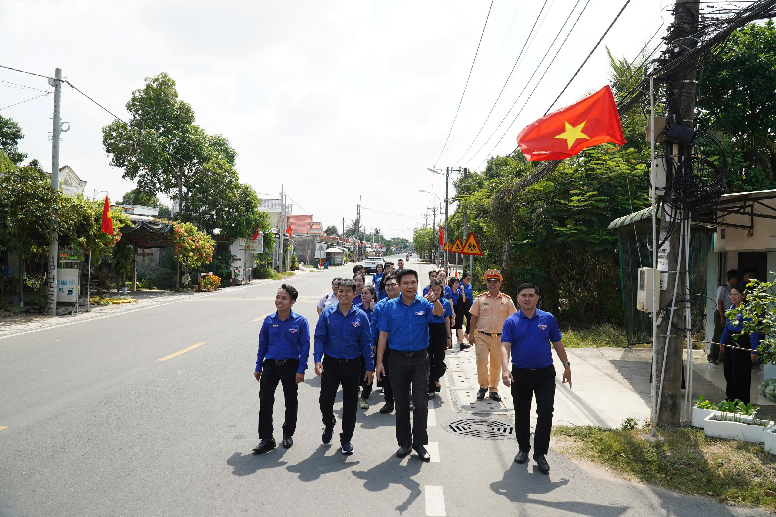 Chương trình "Đồng hành cùng người bạn ngoại thành" năm 2025: Tiếp lửa truyền thống anh hùng- Ảnh 23.