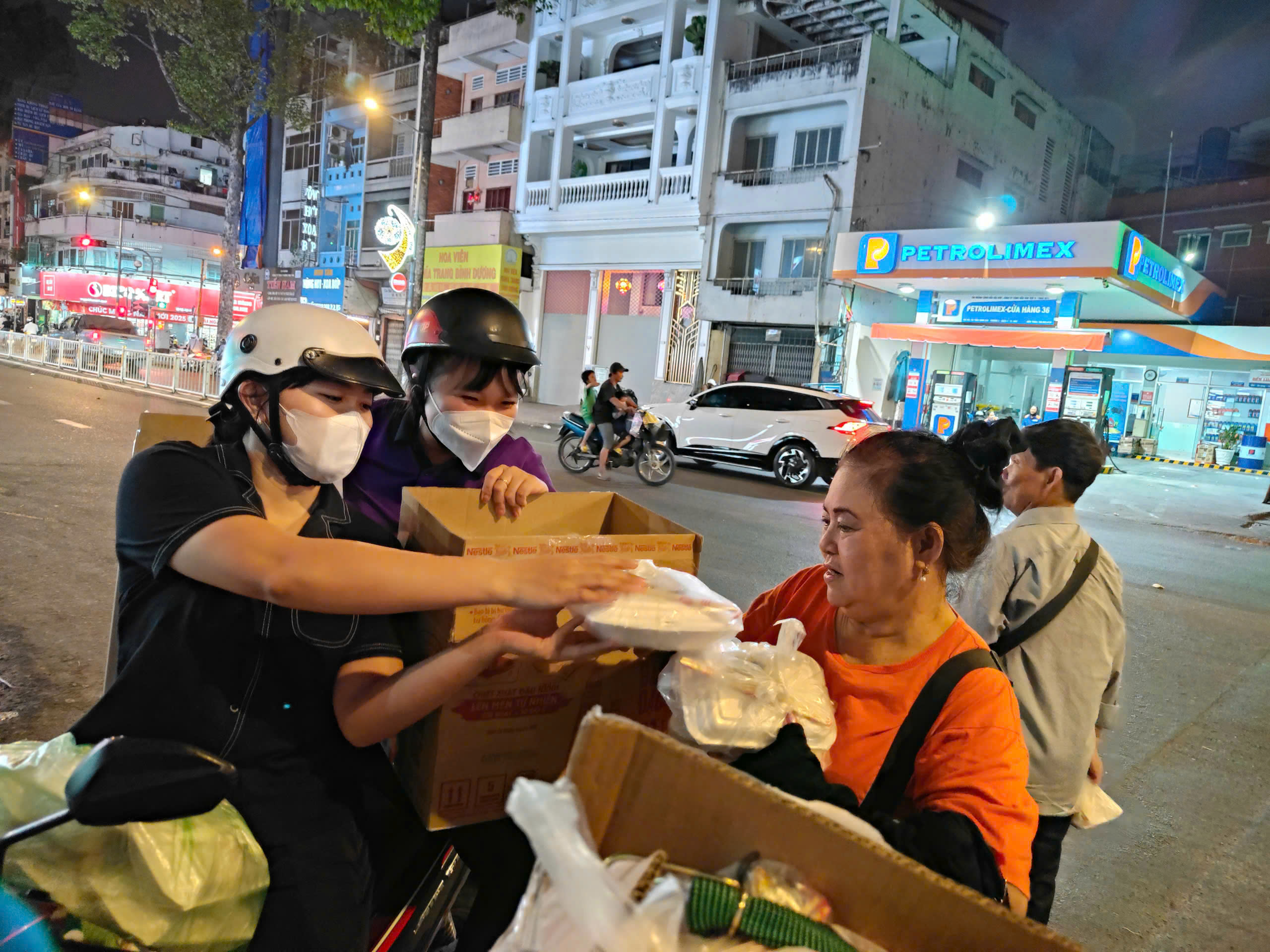 Làm từ thiện theo cách công nhân- Ảnh 1.