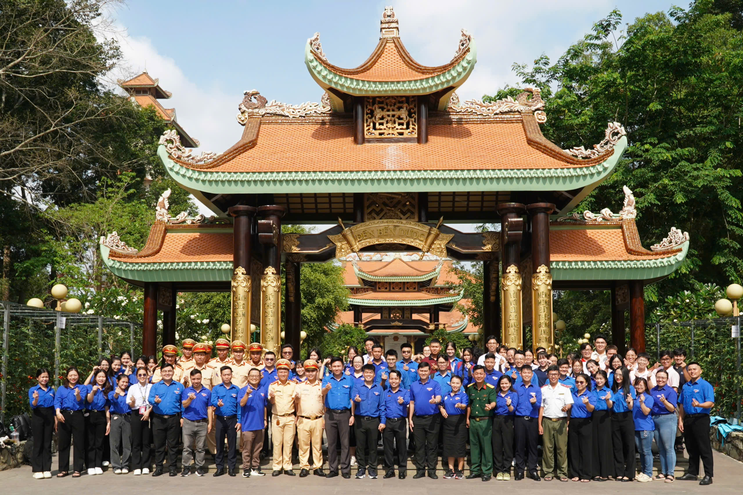 Chương trình "Đồng hành cùng người bạn ngoại thành" năm 2025: Tiếp lửa truyền thống anh hùng- Ảnh 25.