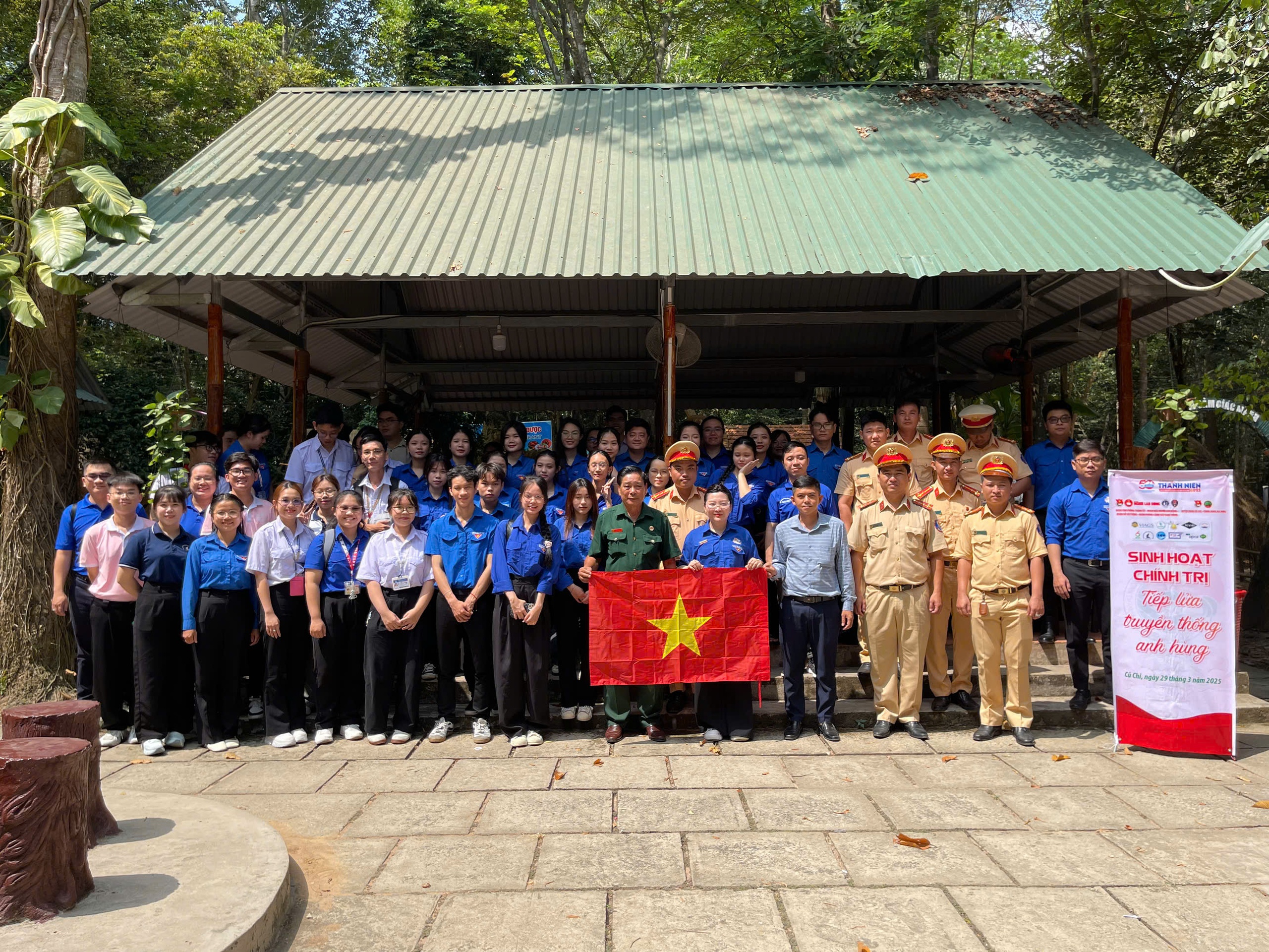 Chương trình "Đồng hành cùng người bạn ngoại thành" năm 2025: Tiếp lửa truyền thống anh hùng- Ảnh 4.