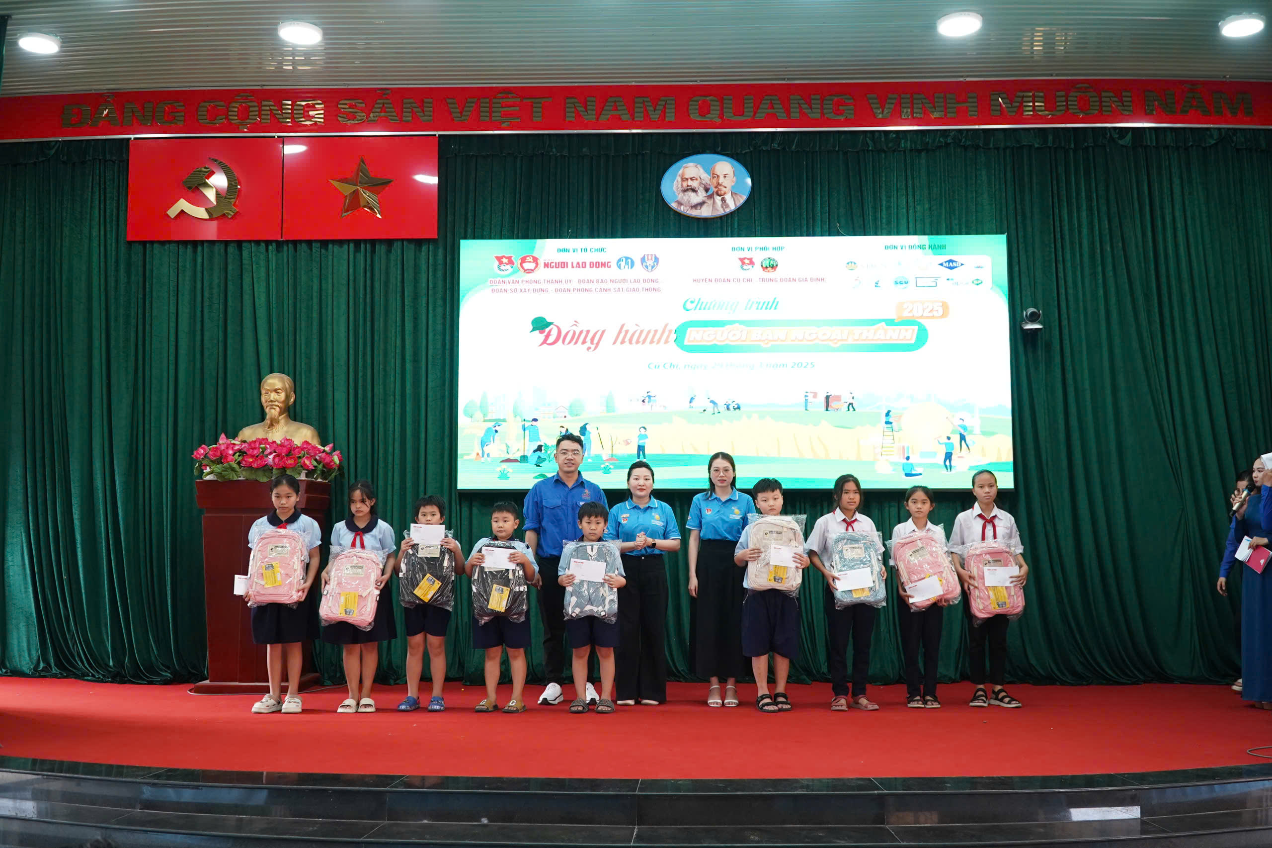 Chương trình "Đồng hành cùng người bạn ngoại thành" năm 2025: Tiếp lửa truyền thống anh hùng- Ảnh 5.