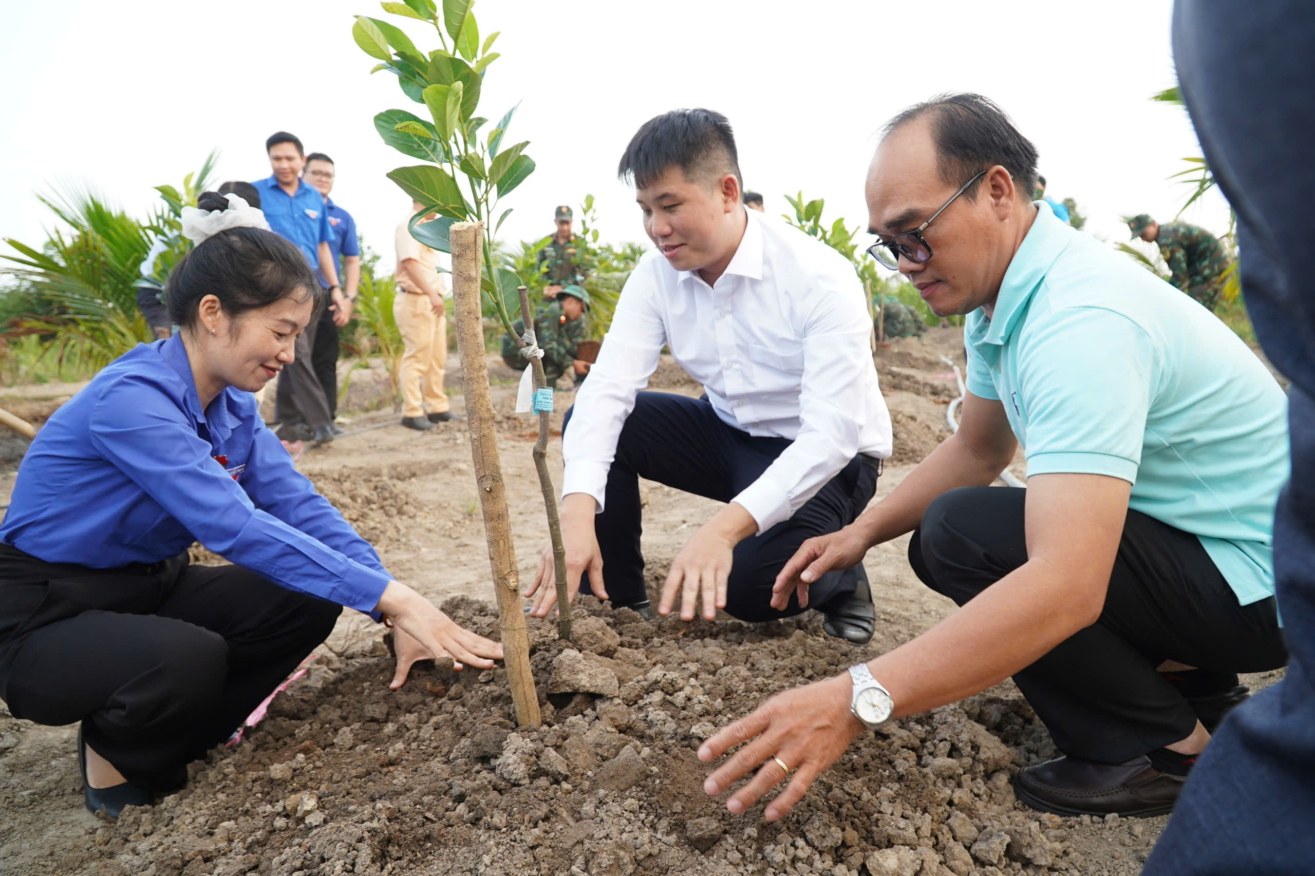 Chương trình "Đồng hành cùng người bạn ngoại thành" năm 2025: Tiếp lửa truyền thống anh hùng- Ảnh 17.