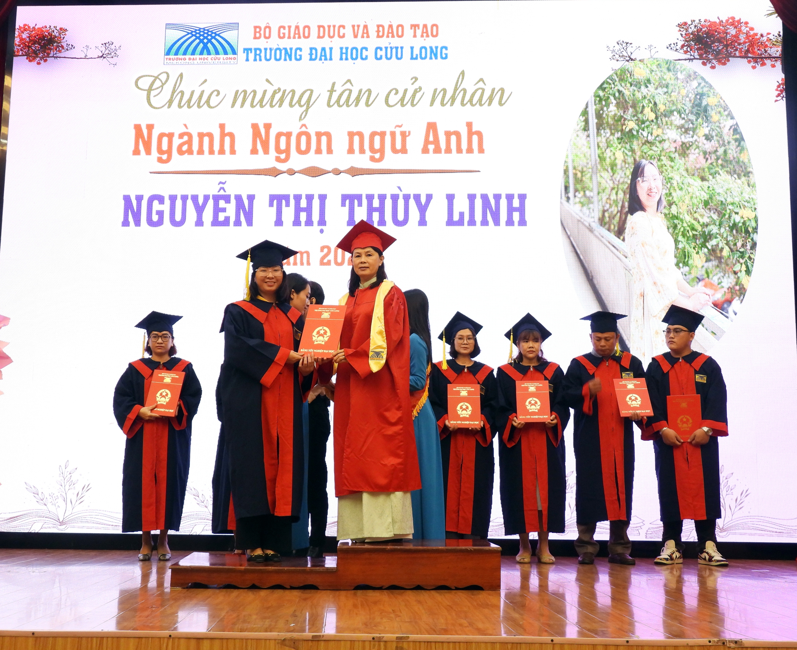 Trao bằng tốt nghiệp cho gần 600 t&acirc;n cử nh&acirc;n, kỹ sư hệ từ xa- Ảnh 8.