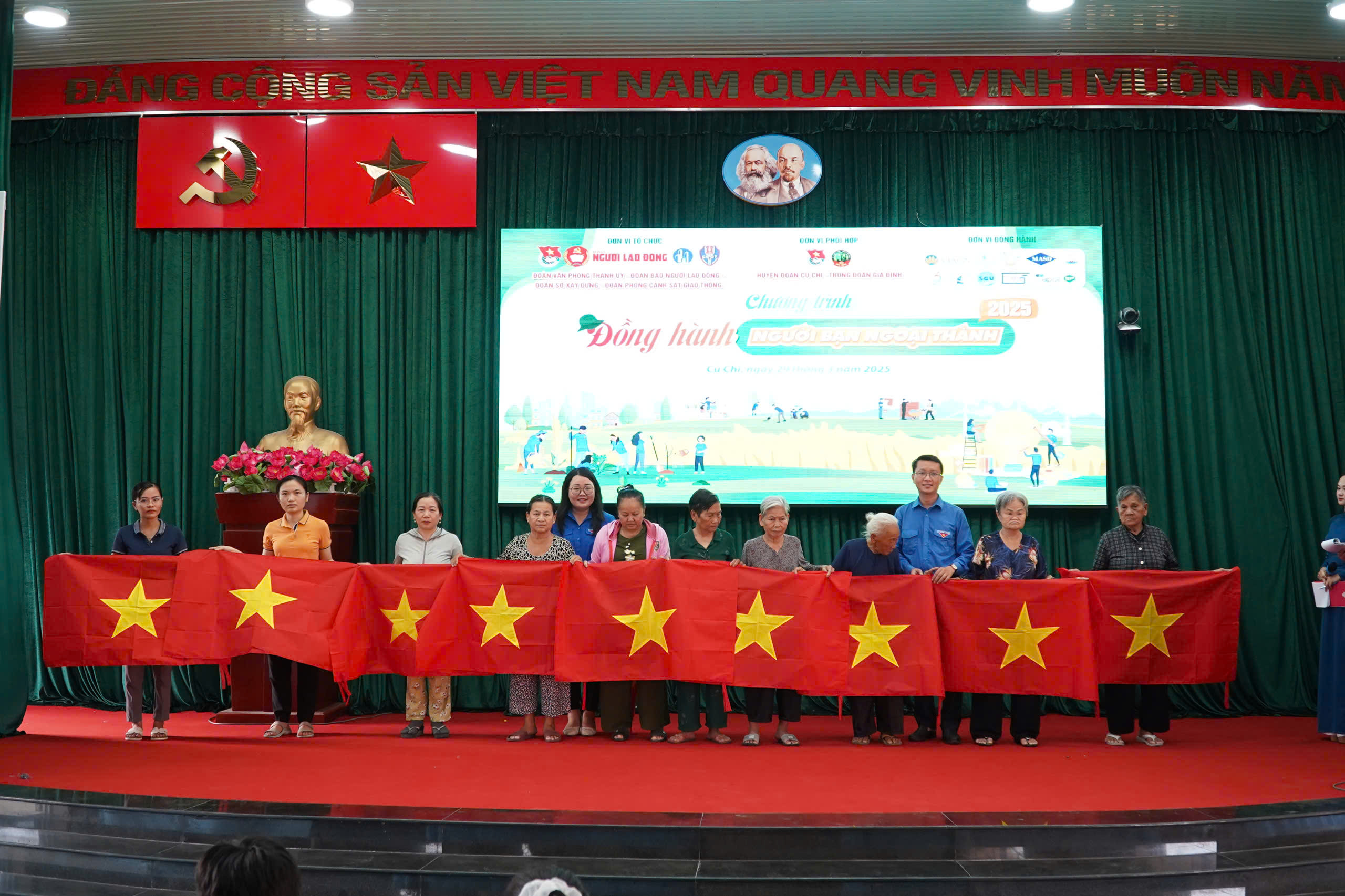 Chương trình "Đồng hành cùng người bạn ngoại thành" năm 2025: Tiếp lửa truyền thống anh hùng- Ảnh 2.