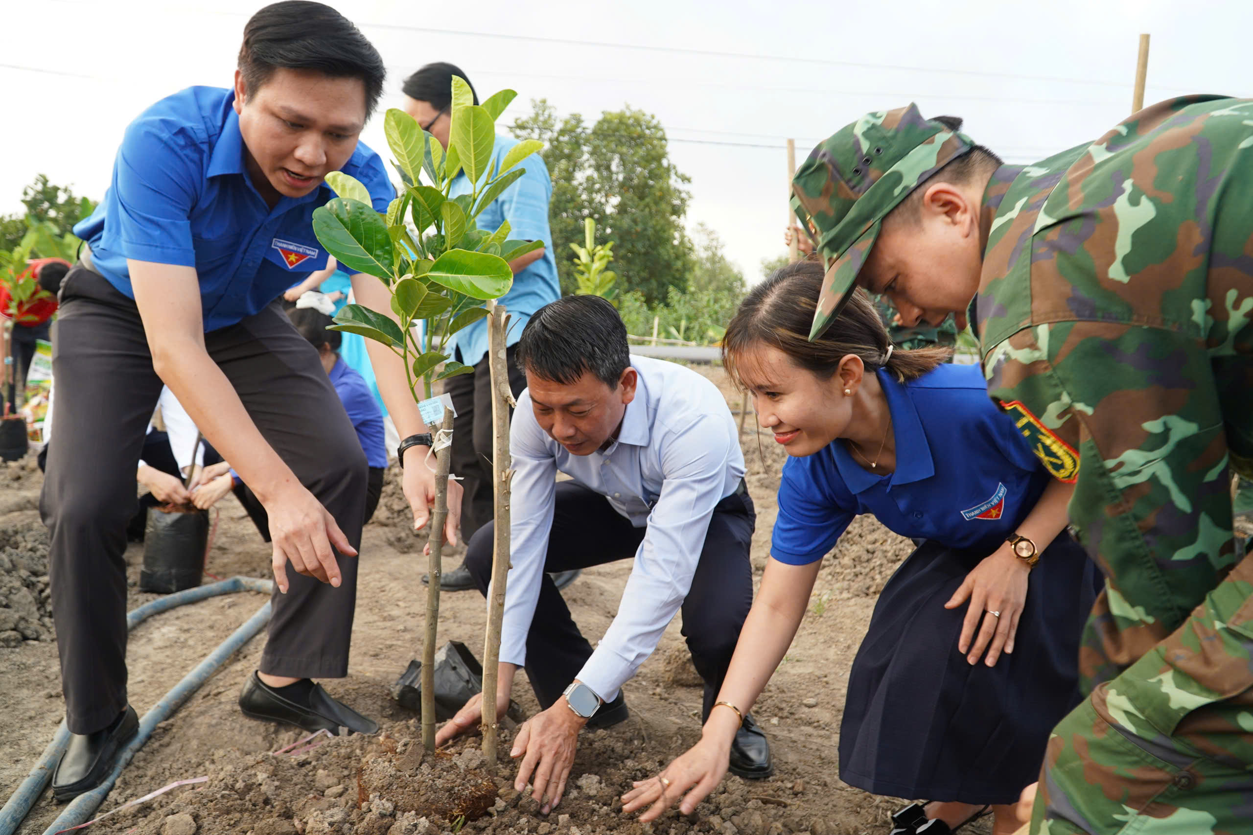 Chương trình "Đồng hành cùng người bạn ngoại thành" năm 2025: Tiếp lửa truyền thống anh hùng- Ảnh 24.