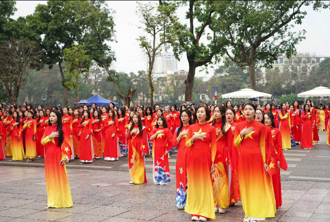 VIDEO: 500 nữ sinh vi&ecirc;n mặc &aacute;o d&agrave;i đỏ, đặt tay l&ecirc;n tr&aacute;i tim xếp h&igrave;nh bản đồ Việt Nam ở hồ Gươm- Ảnh 4.