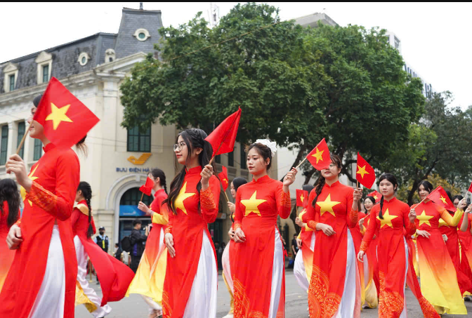 VIDEO: 500 nữ sinh vi&ecirc;n mặc &aacute;o d&agrave;i đỏ, đặt tay l&ecirc;n tr&aacute;i tim xếp h&igrave;nh bản đồ Việt Nam ở hồ Gươm- Ảnh 5.