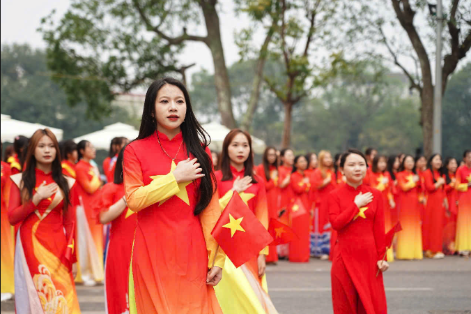 VIDEO: 500 nữ sinh vi&ecirc;n mặc &aacute;o d&agrave;i đỏ, đặt tay l&ecirc;n tr&aacute;i tim xếp h&igrave;nh bản đồ Việt Nam ở hồ Gươm- Ảnh 3.