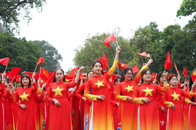 VIDEO: 500 nữ sinh vi&ecirc;n mặc &aacute;o d&agrave;i đỏ, đặt tay l&ecirc;n tr&aacute;i tim xếp h&igrave;nh bản đồ Việt Nam ở hồ Gươm- Ảnh 8.
