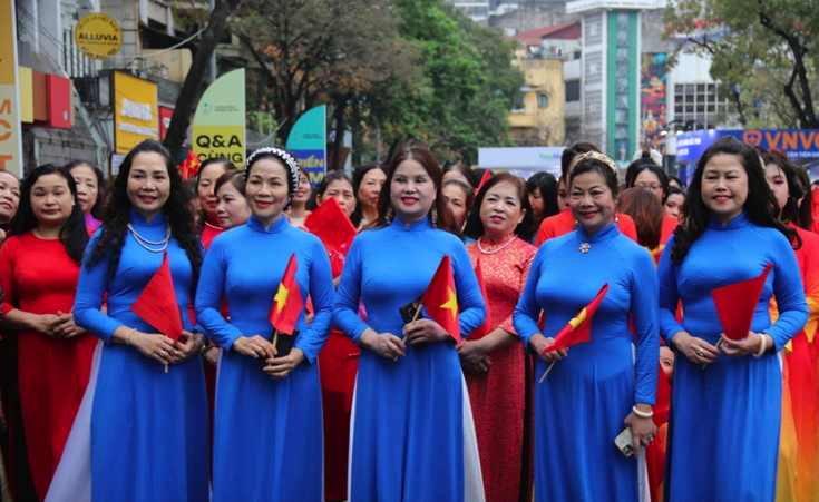 VIDEO: 500 nữ sinh vi&ecirc;n mặc &aacute;o d&agrave;i đỏ, đặt tay l&ecirc;n tr&aacute;i tim xếp h&igrave;nh bản đồ Việt Nam ở hồ Gươm- Ảnh 7.