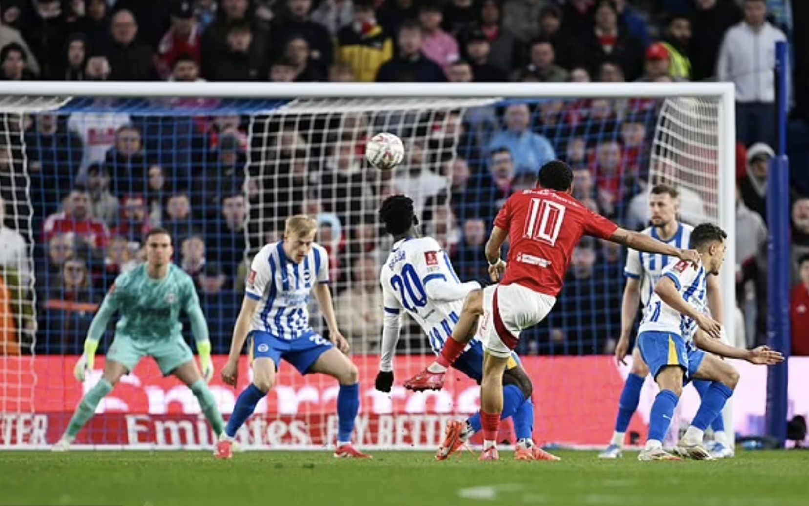 Thắng luân lưu Brighton, Nottingham Forest giật vé bán kết FA Cup sau 34 năm