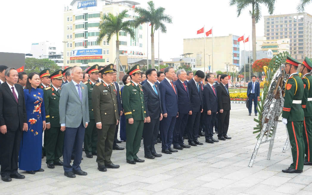 Tổng Bí thư Tô Lâm dâng hương tưởng niệm các Anh hùng liệt sĩ tại Đà Nẵng